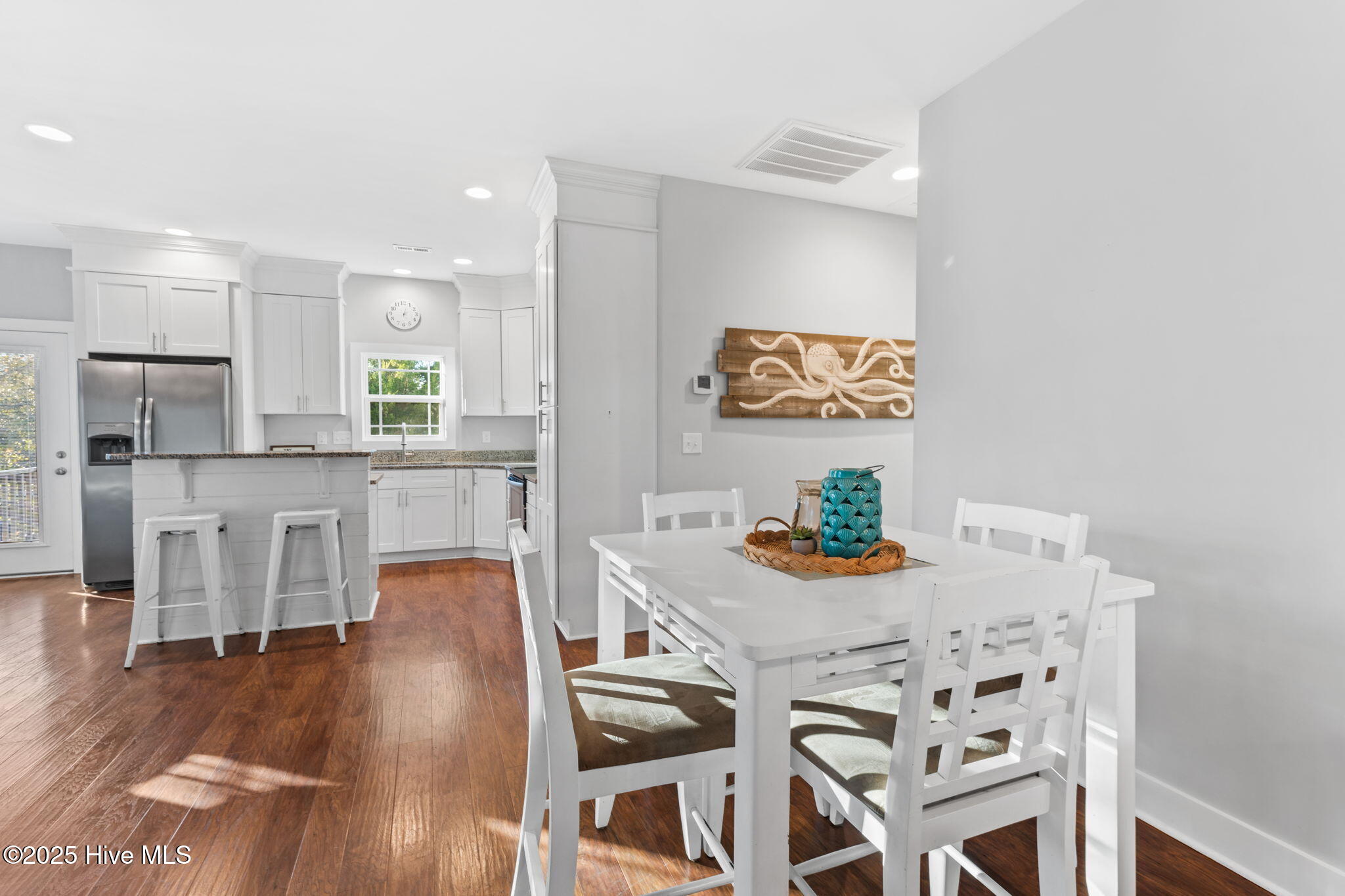 100545093 | Photo 12