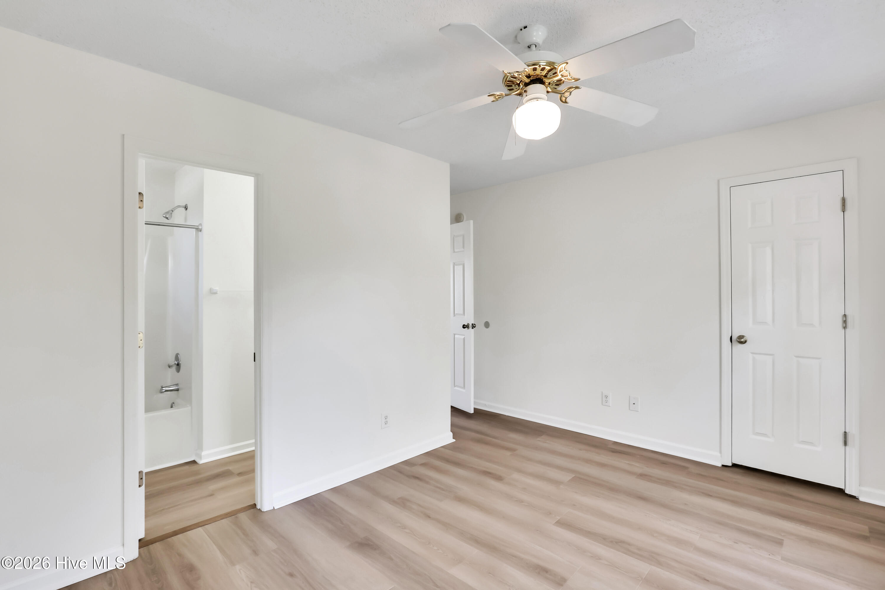 100548105 | Photo 22