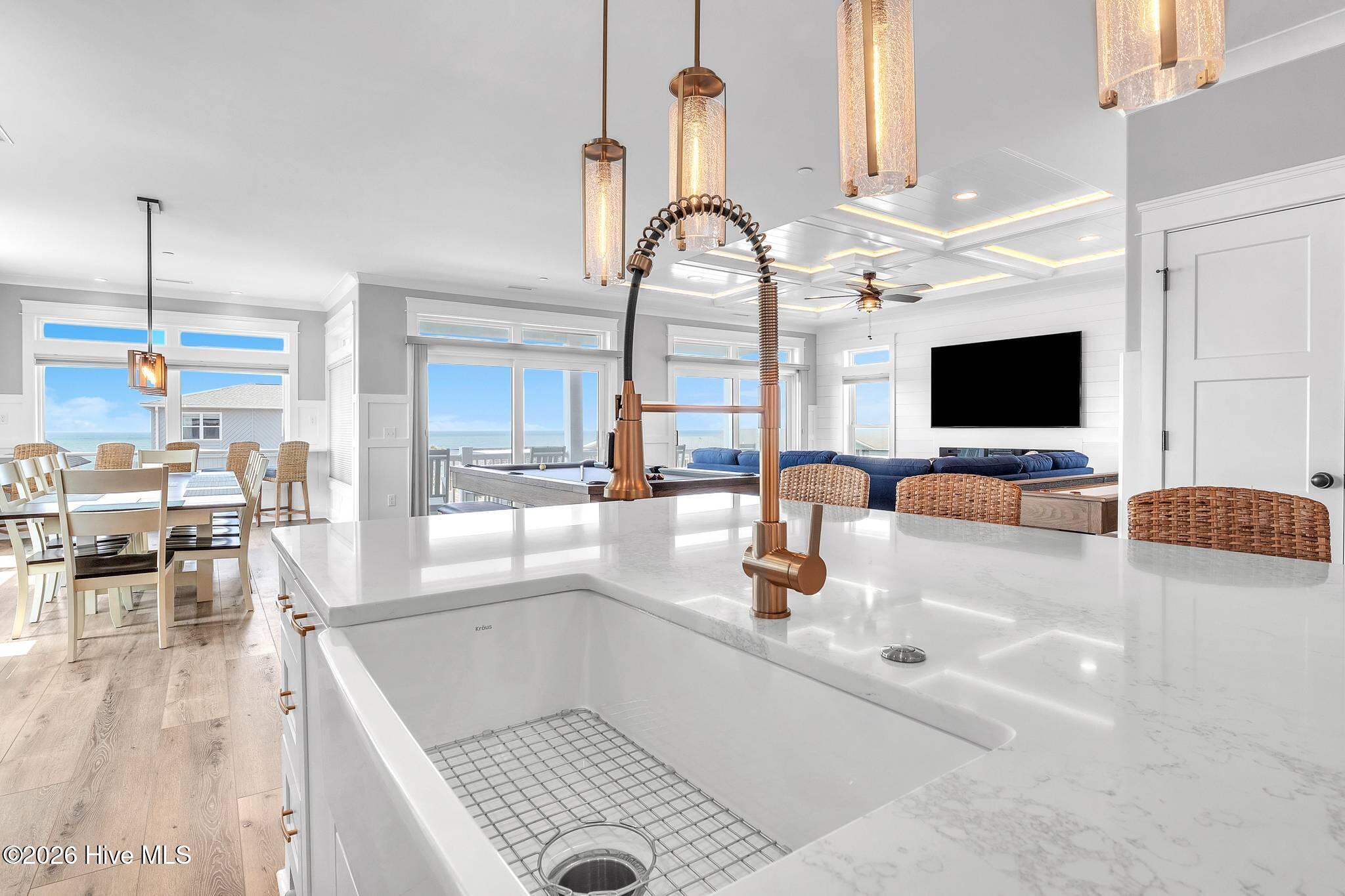 100558345 | Photo 22