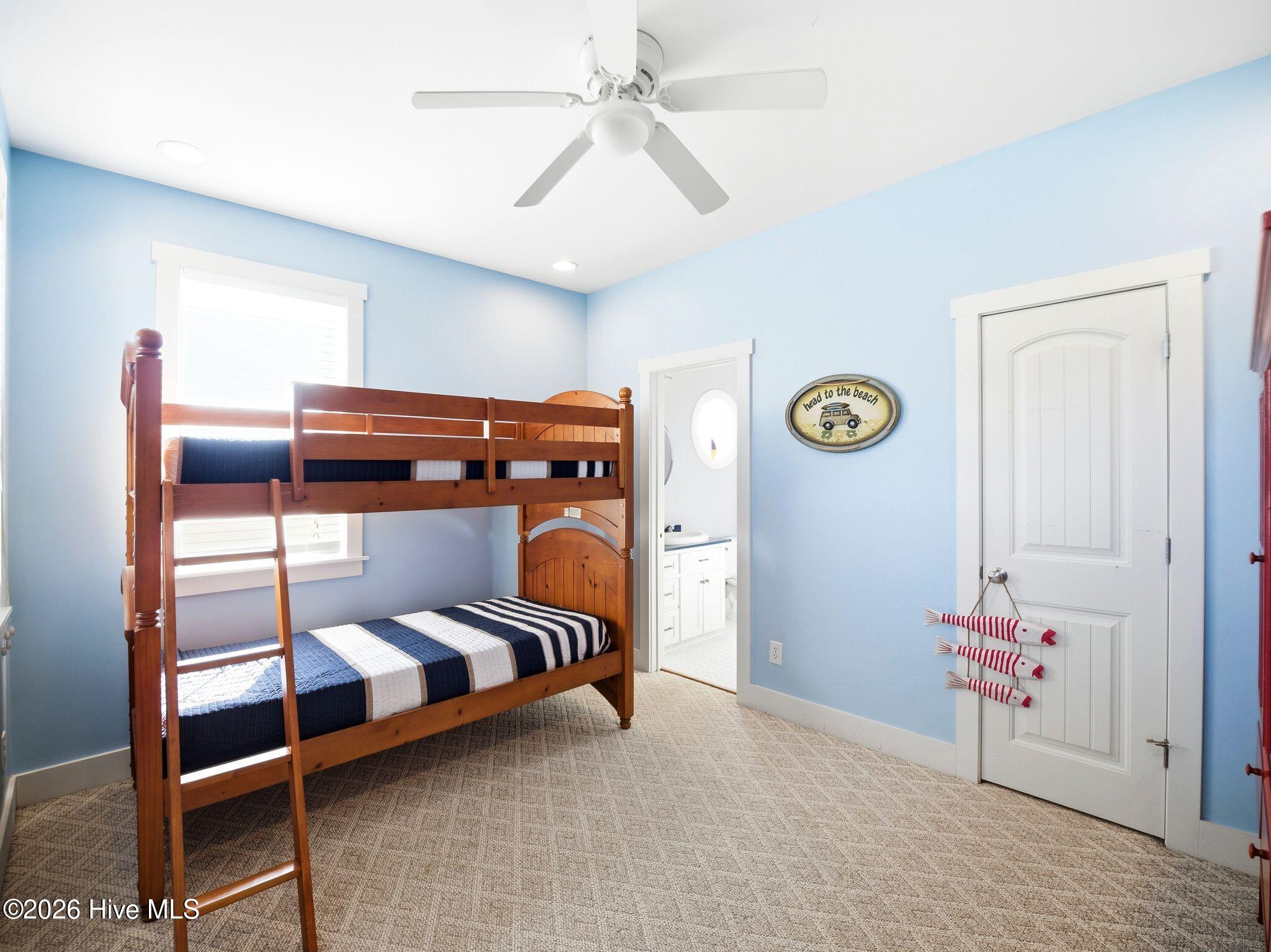 100569349 | Photo 38