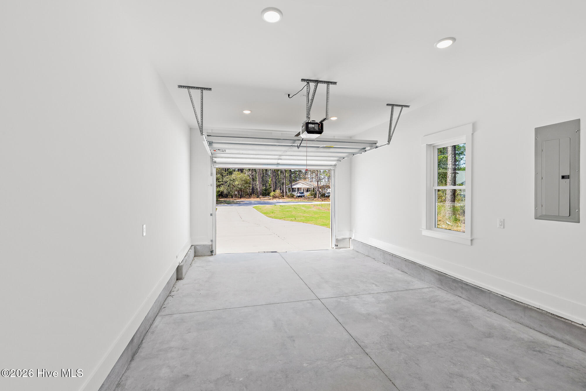 100561185 | Photo 45