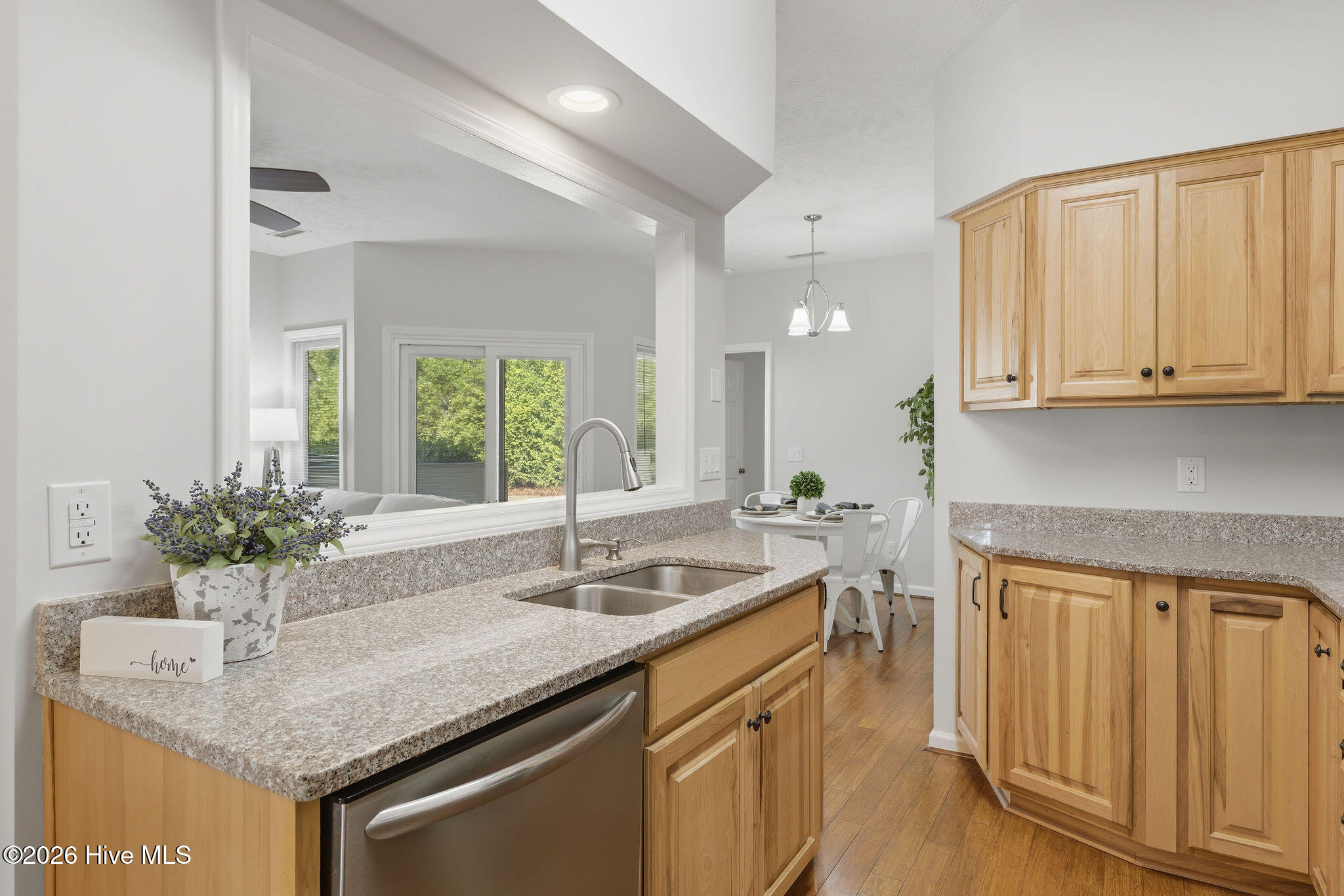 100569569 | Photo 26