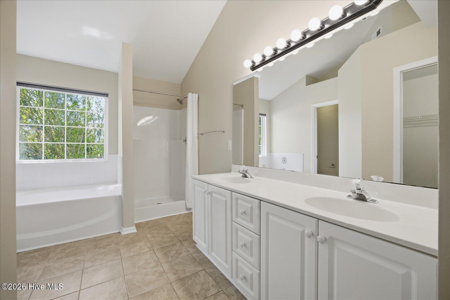 100564069 | Photo 26