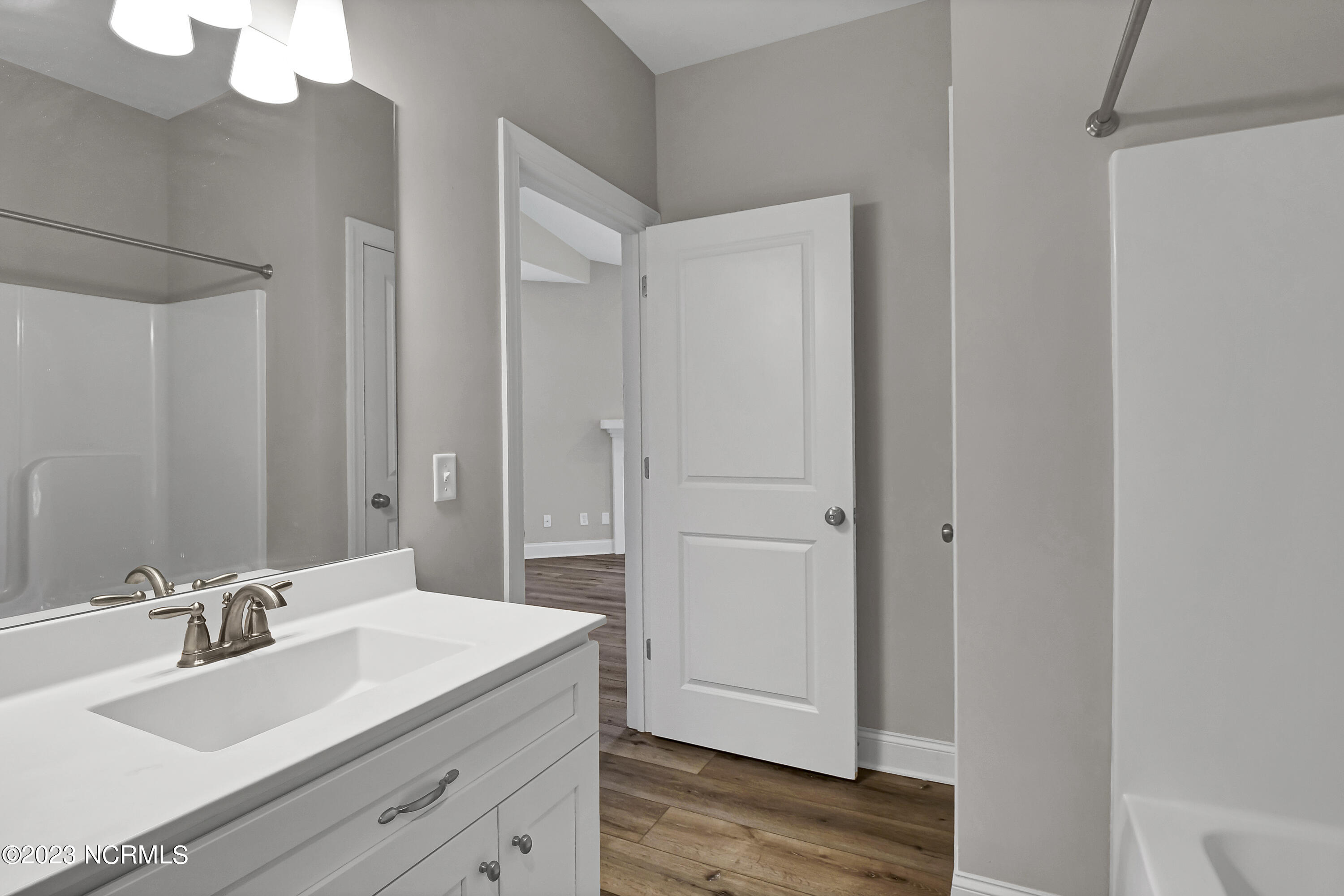 100549733 | Photo 11