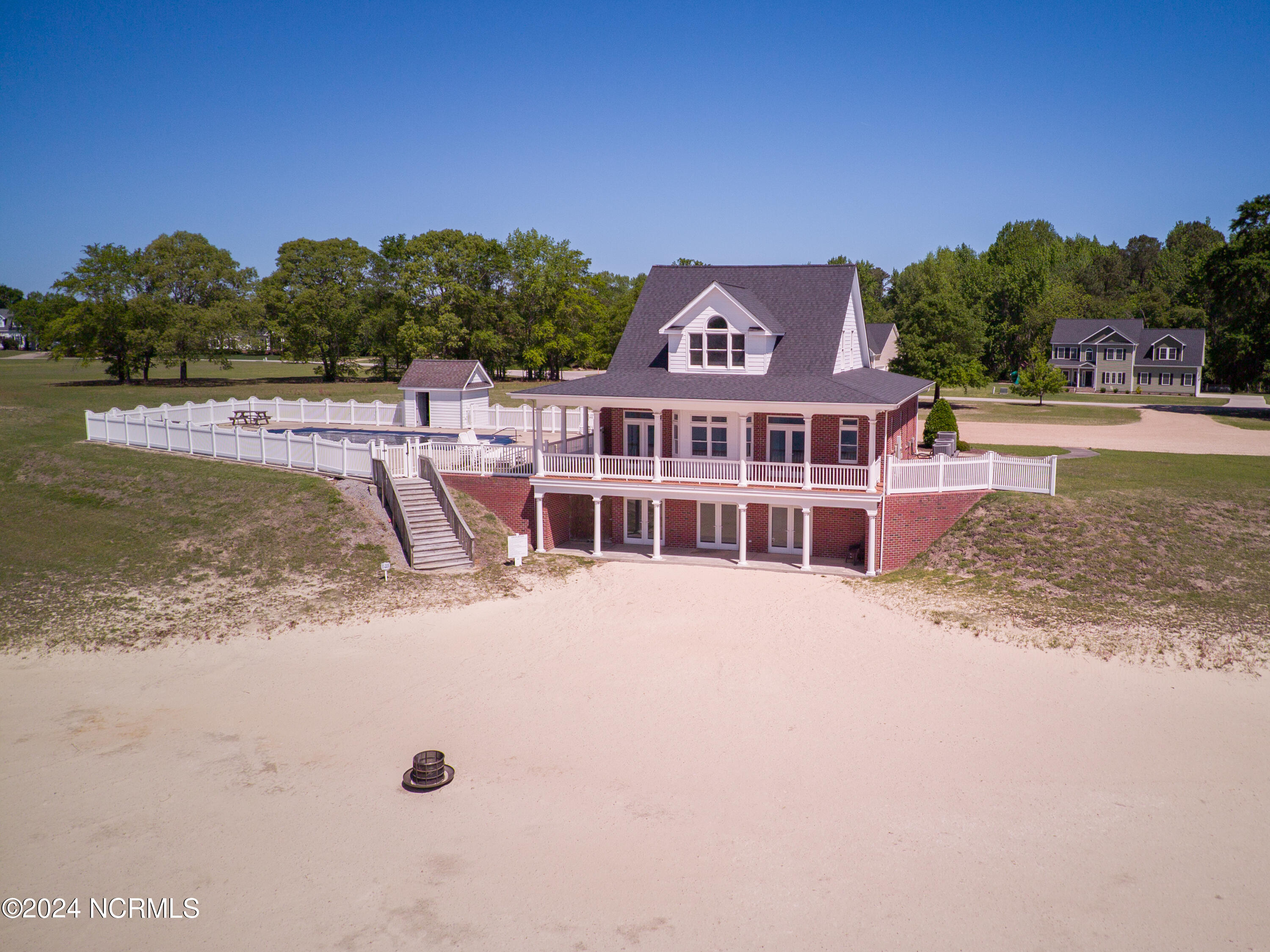 Clunhouse, Pool, Beach