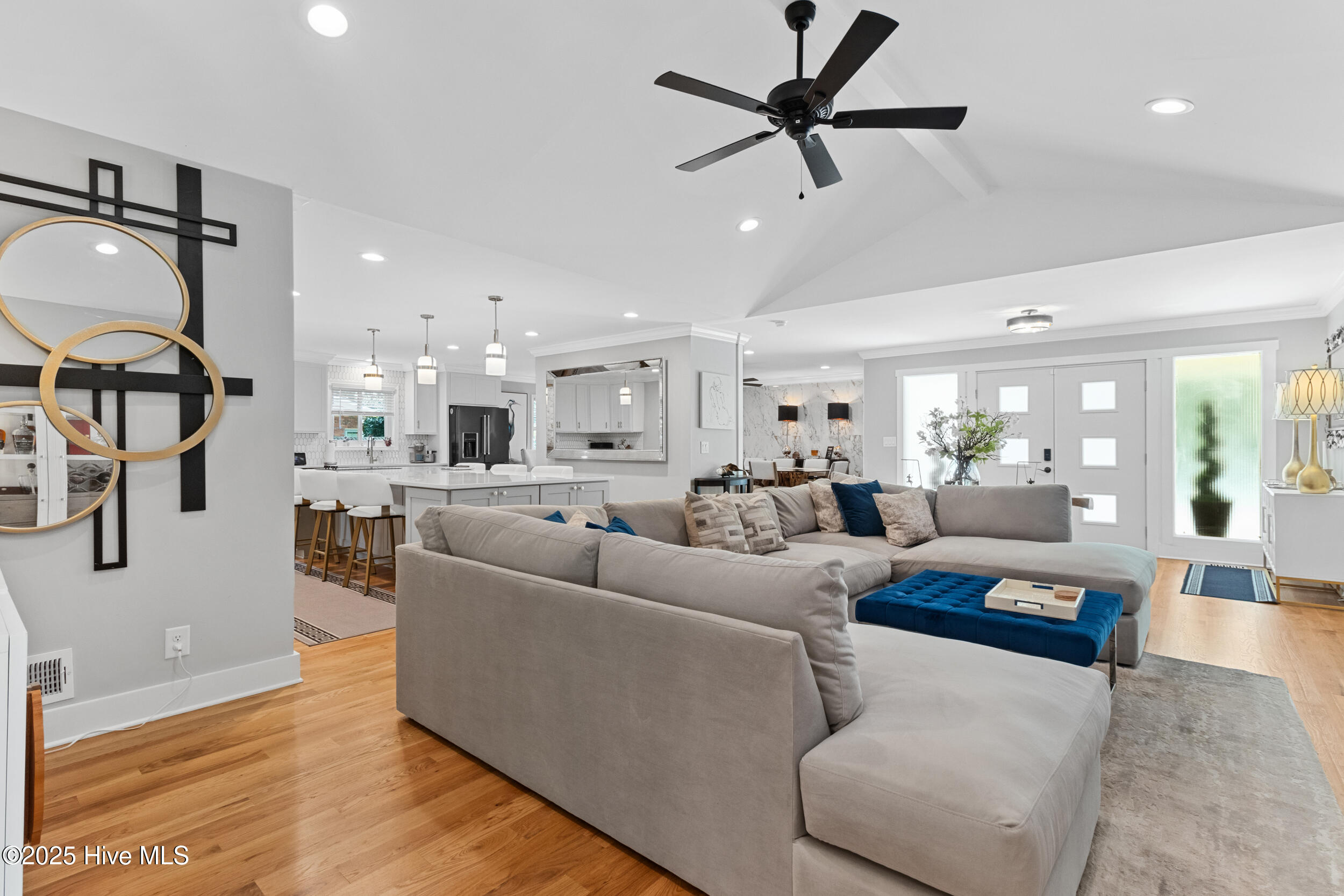 100561677 | Photo 14