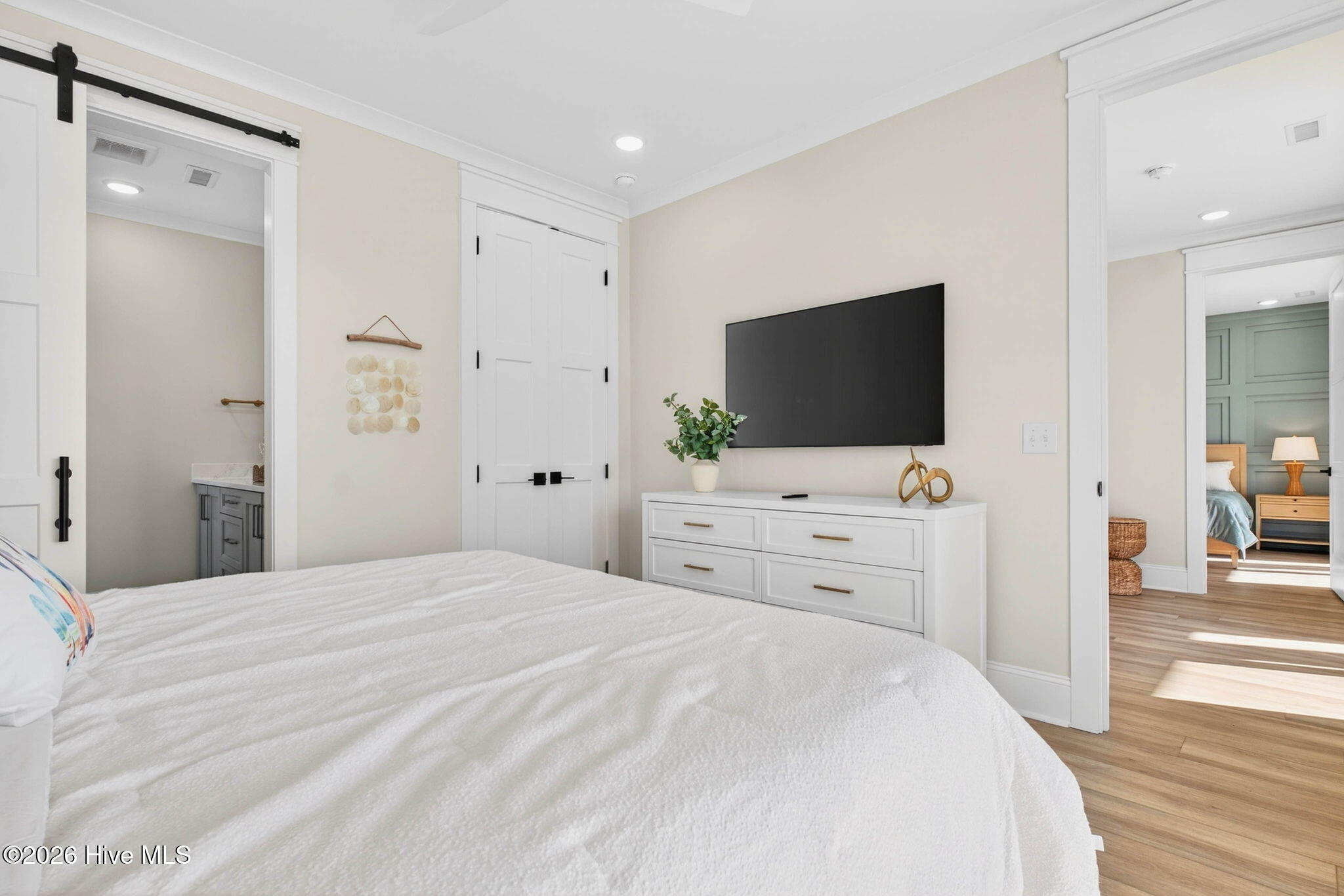 100570262 | Photo 54