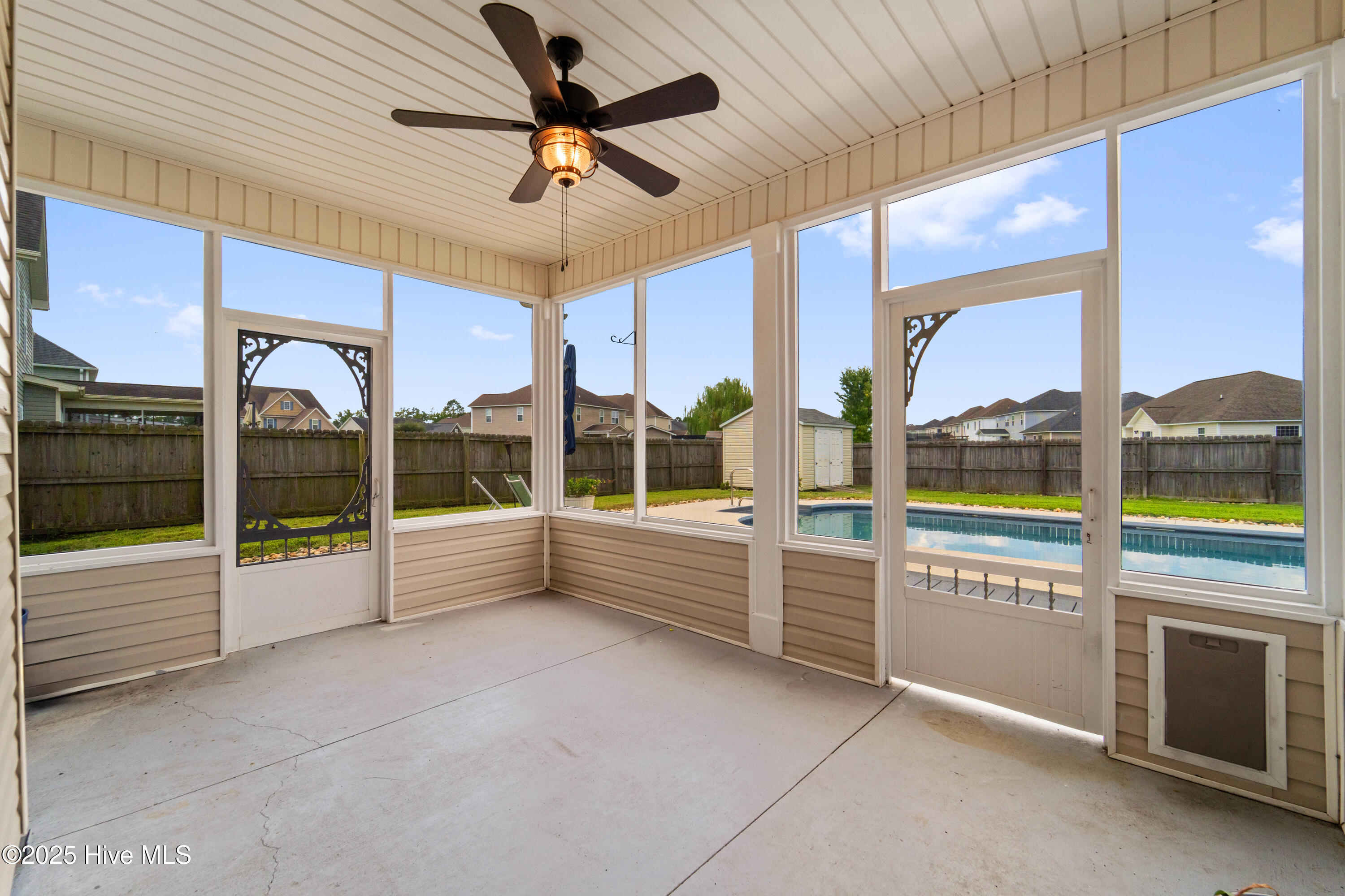 100525842 | Photo 77