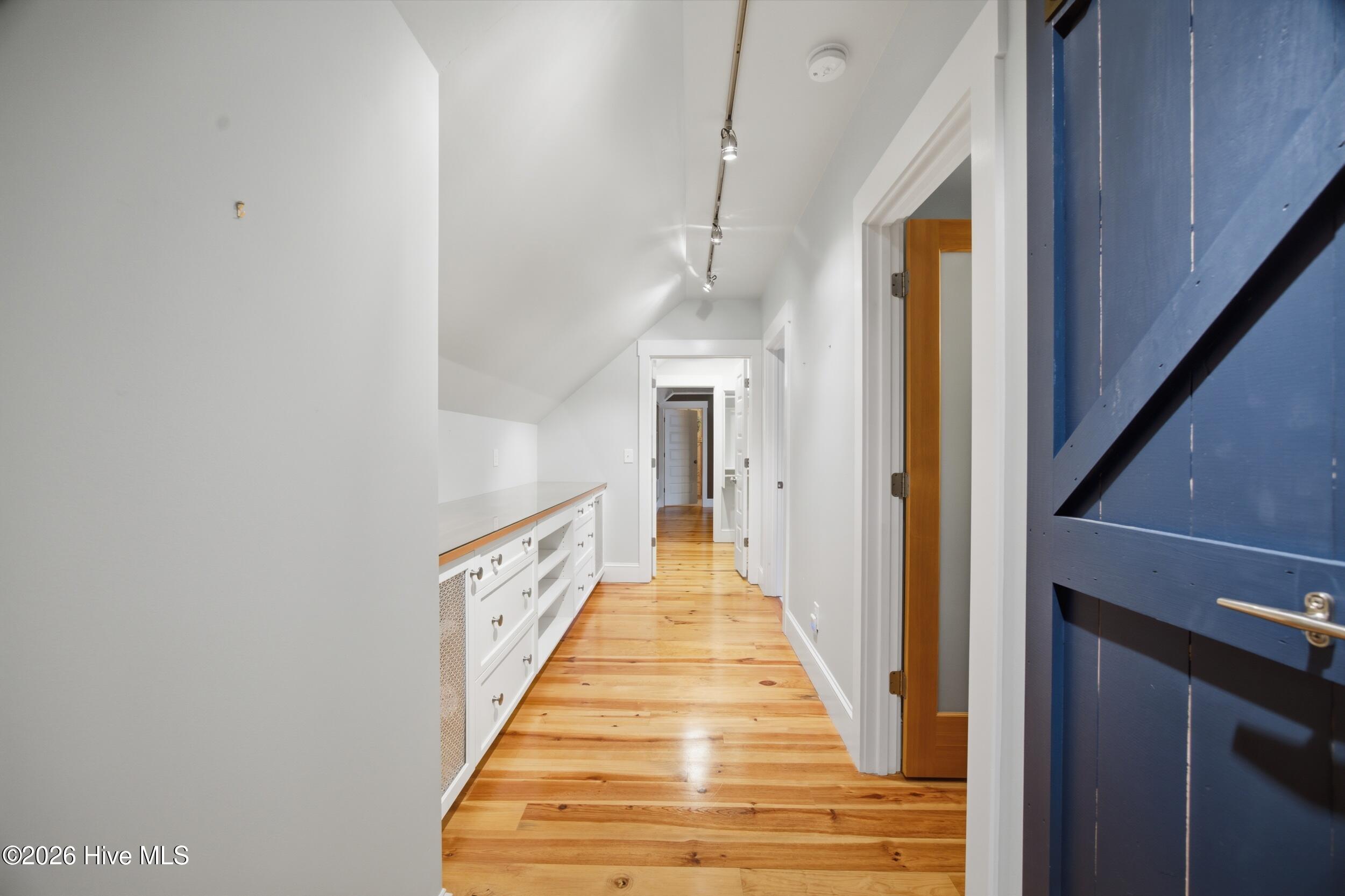 100566122 | Photo 32