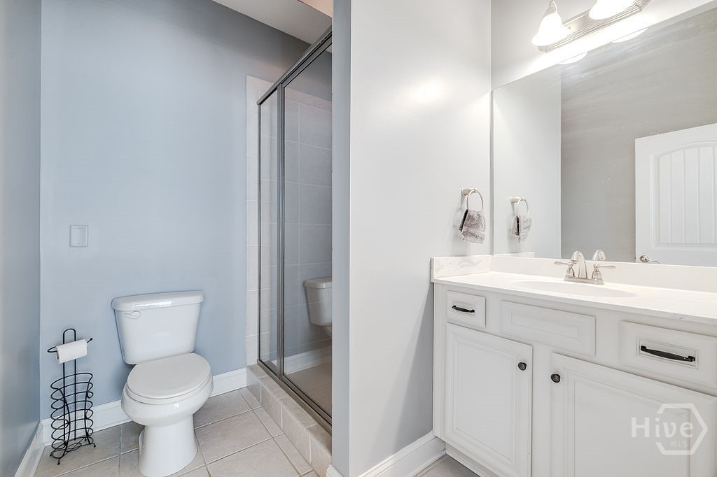 Private full bath for bedroom 3