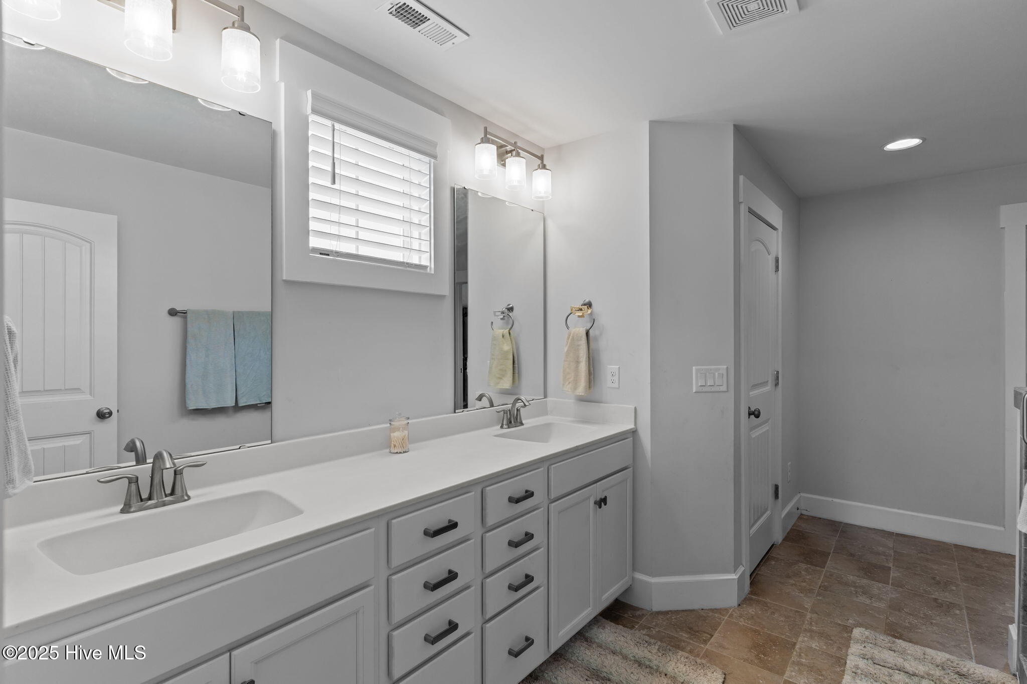 100528839 | Photo 31