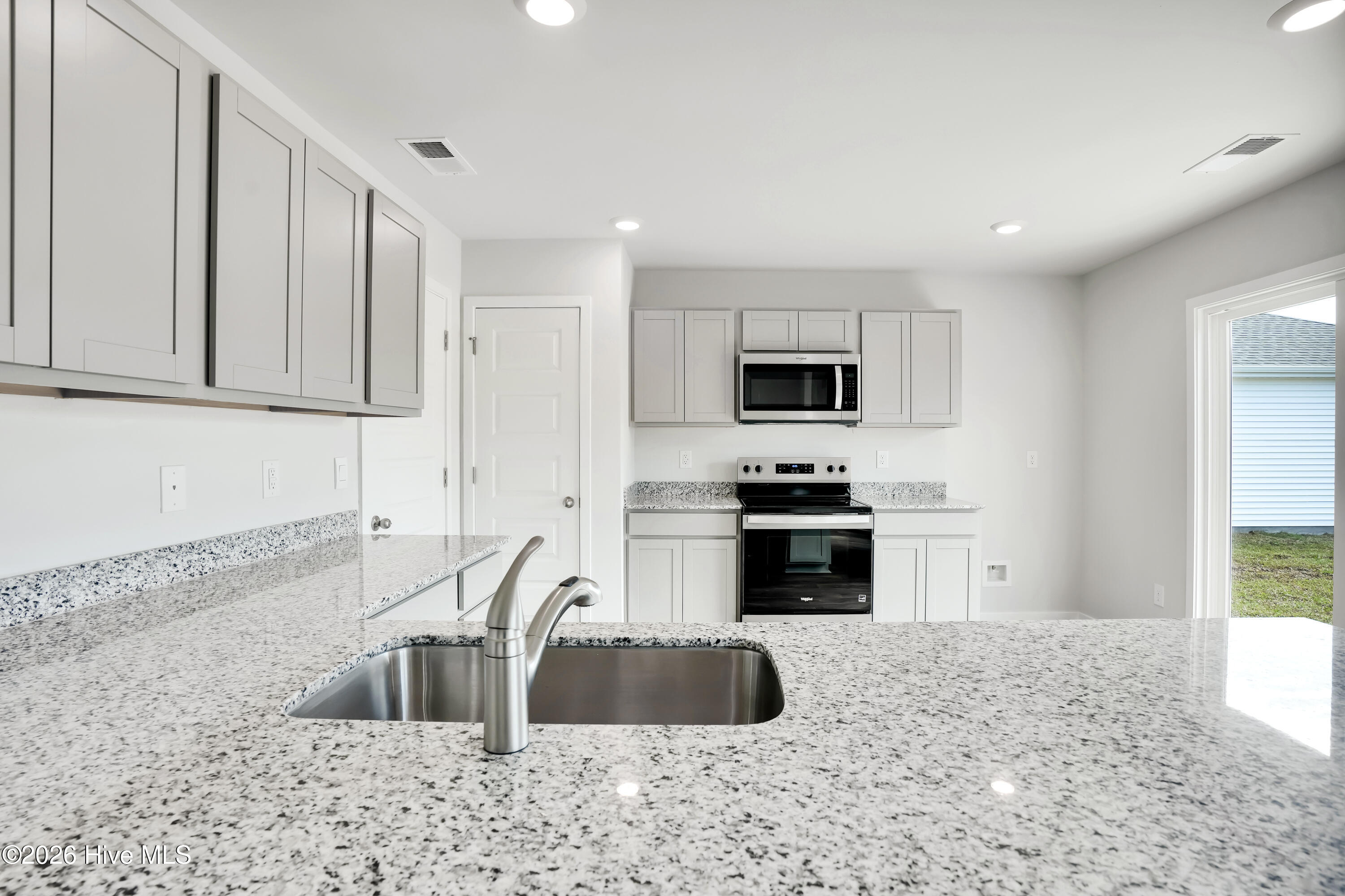 100561800 | Photo 12