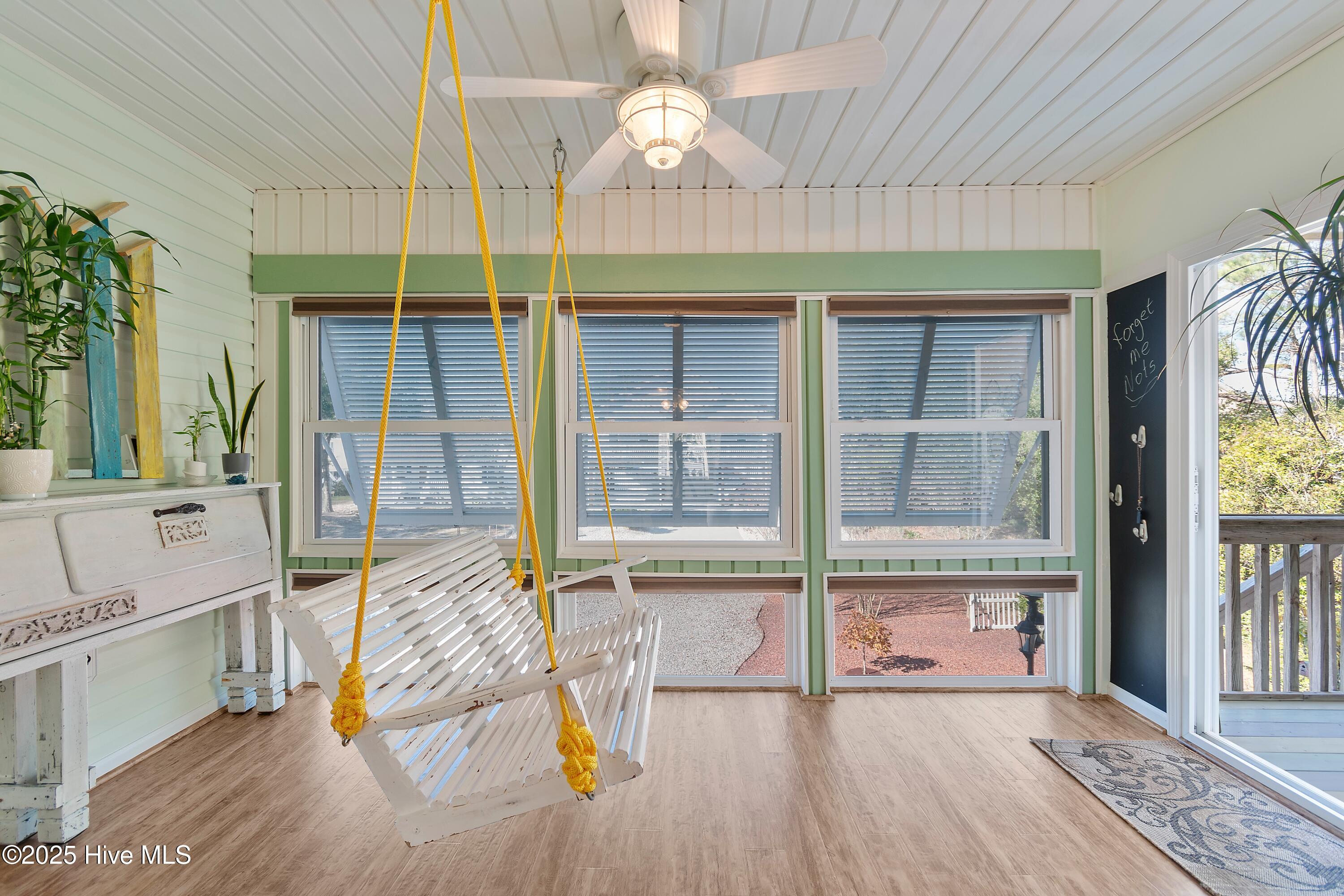 100542990 | Photo 14