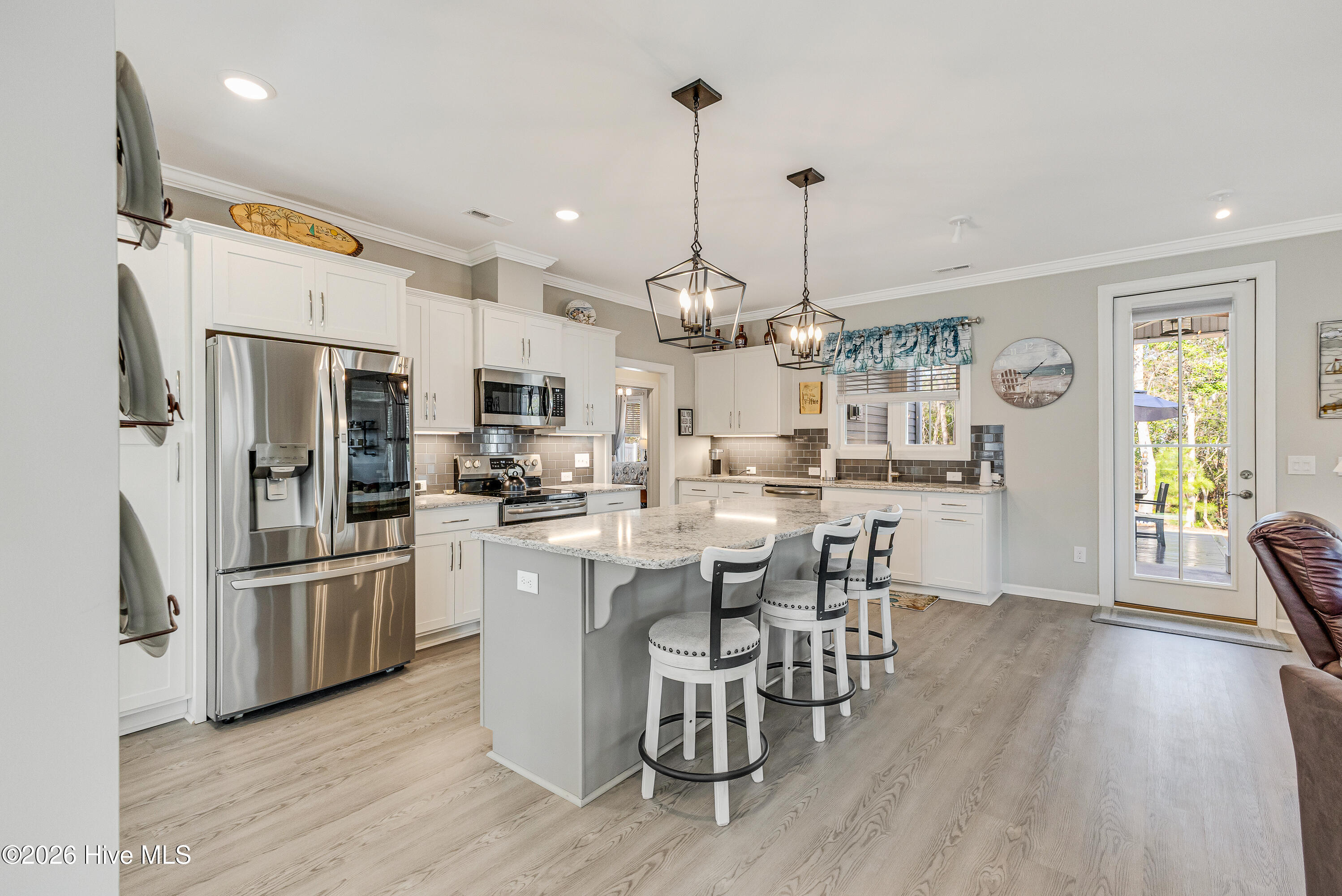 100561290 | Photo 11