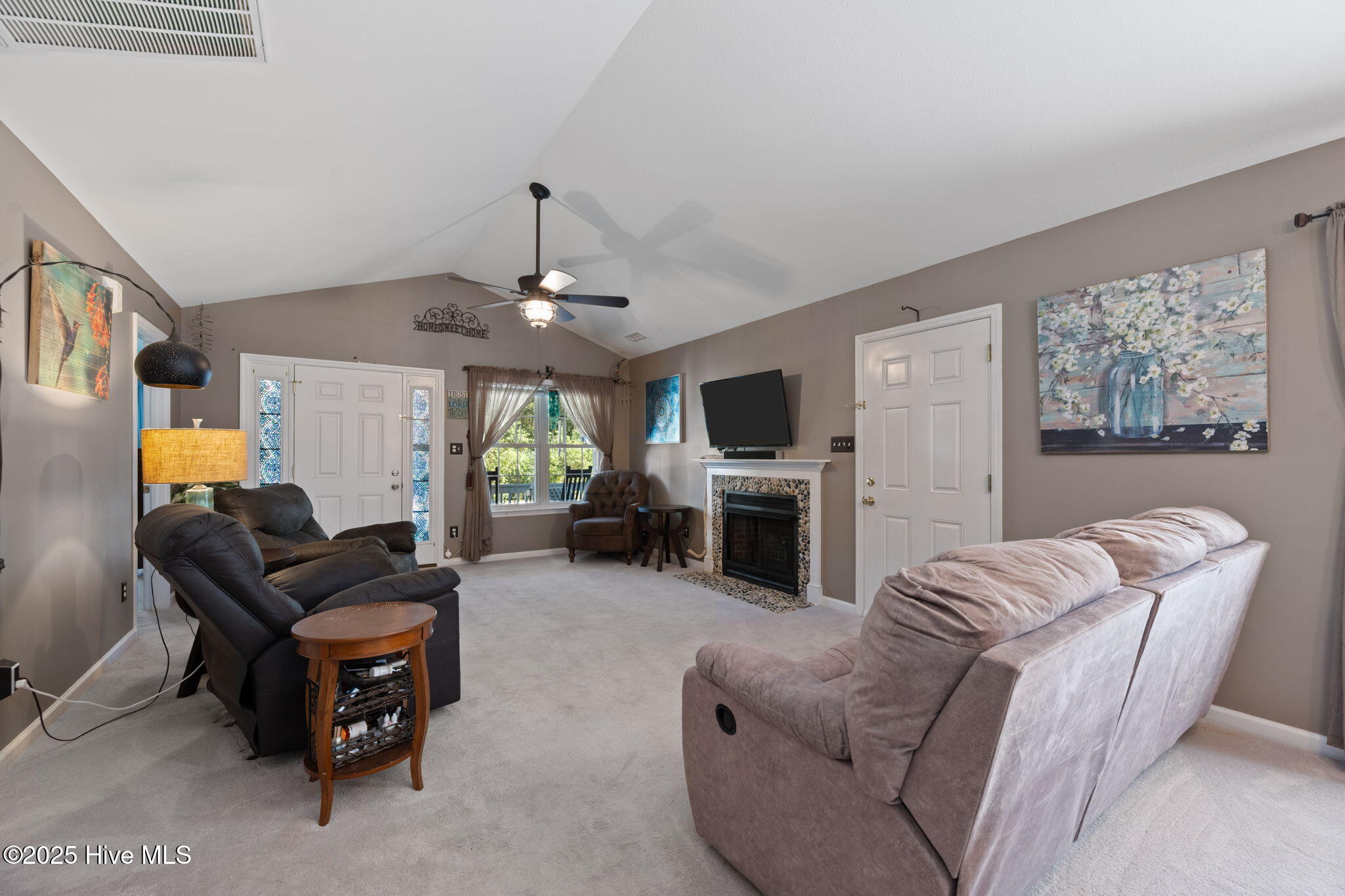 122 Live Oak Drive, Jacksonville, NC 28540 – photo 24: Living room area