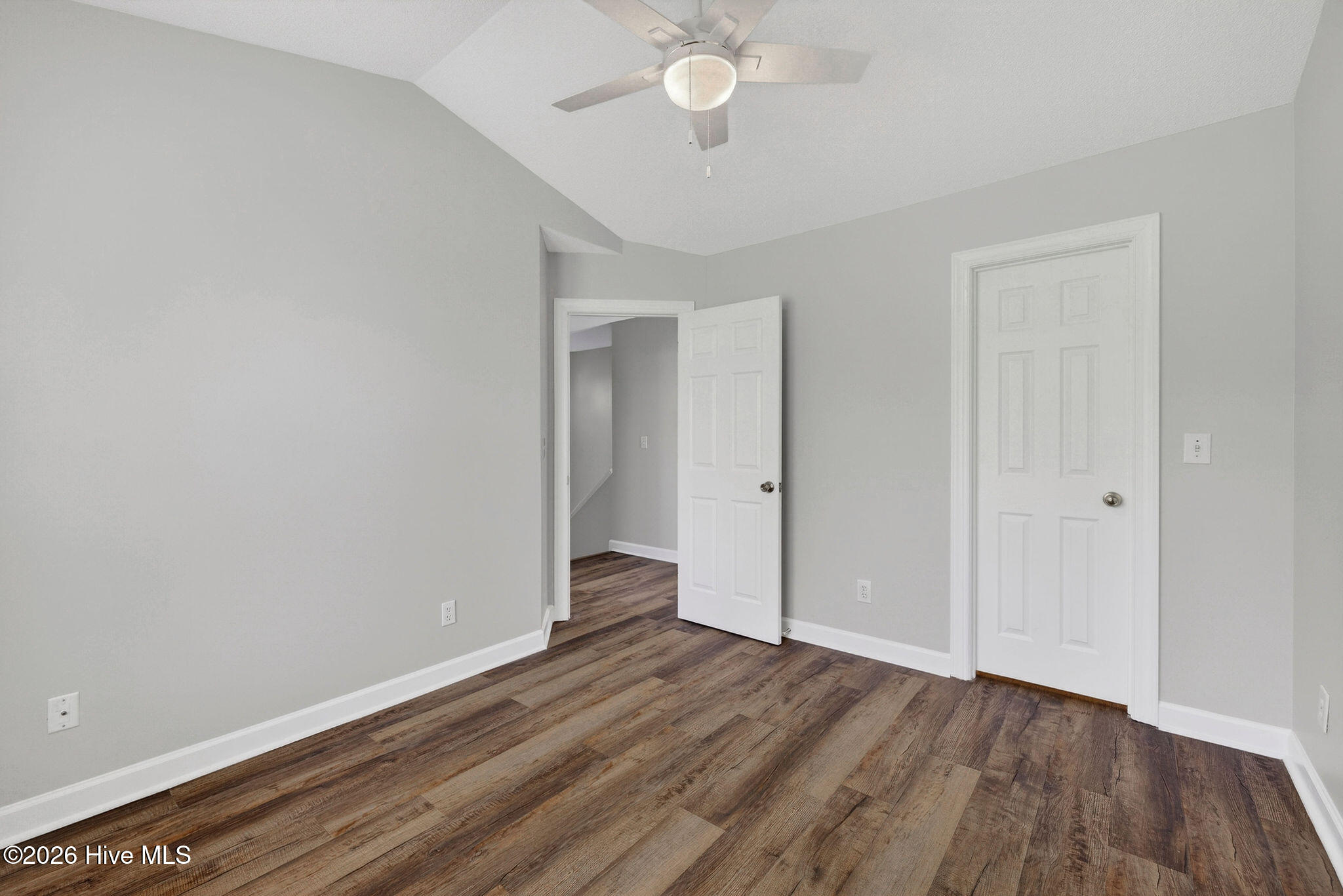 100562052 | Photo 35