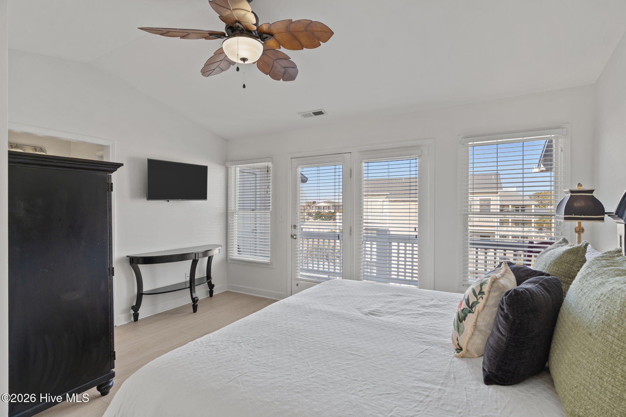 100563044 | Photo 26