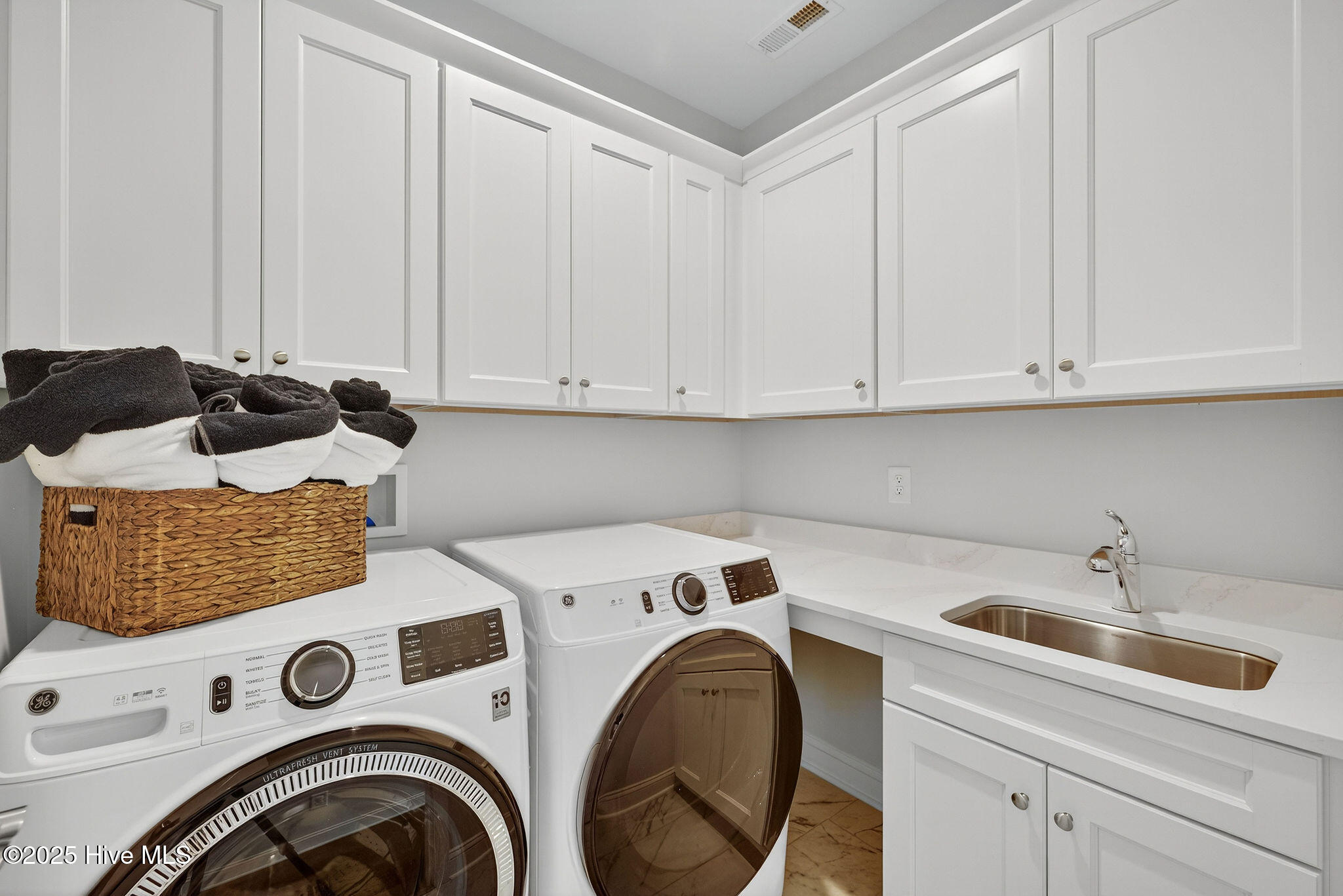 100565700 | Photo 32