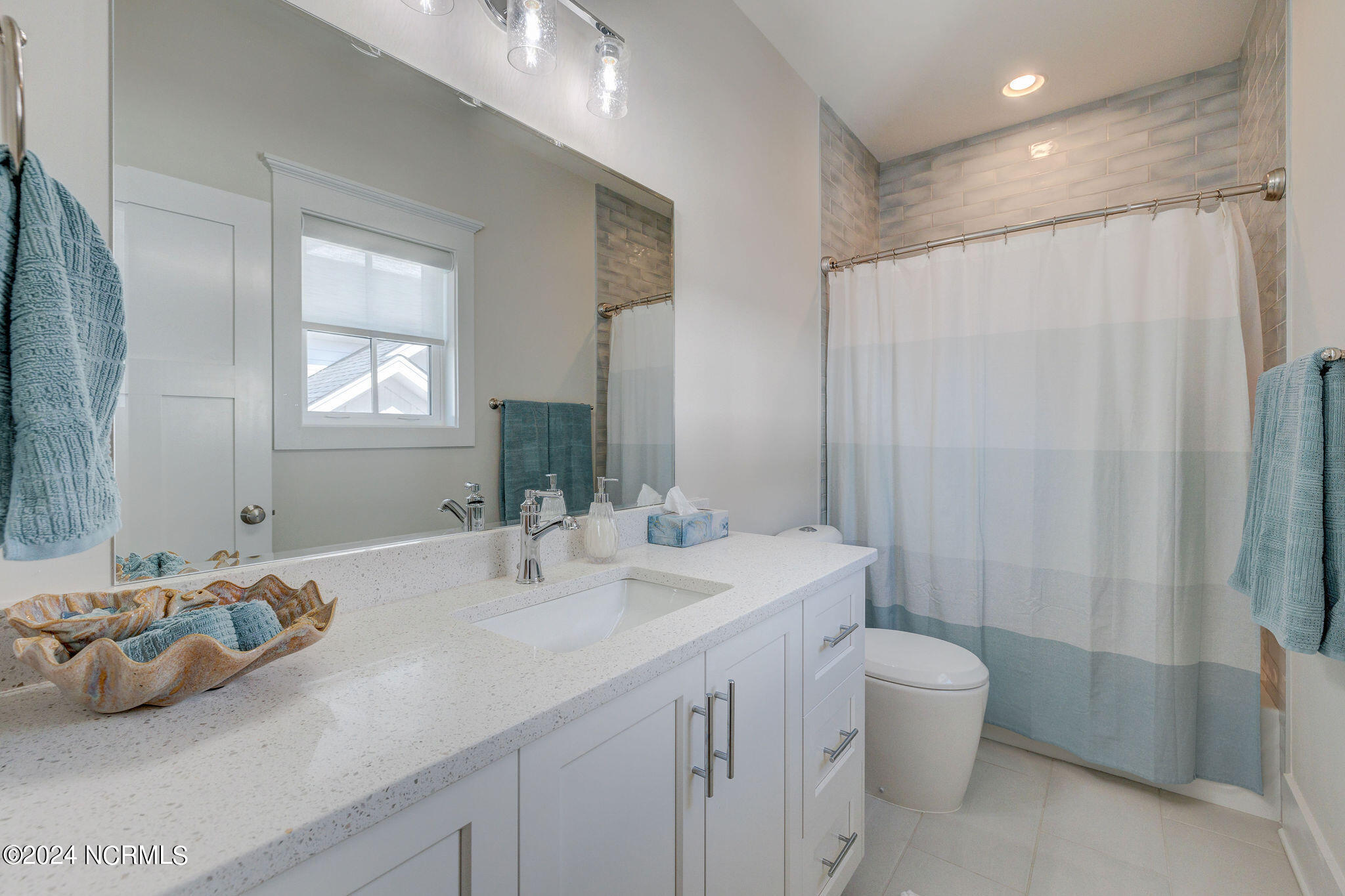 100547028 | Photo 44