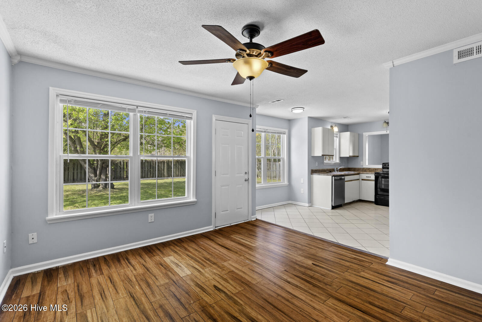 100563642 | Photo 11