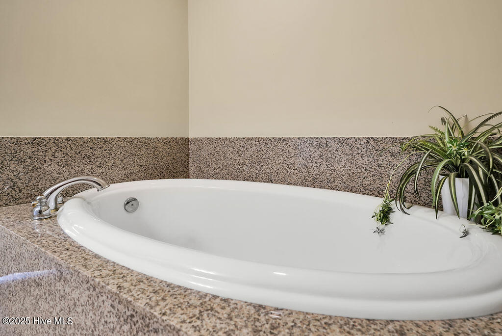 100531900 | Photo 26