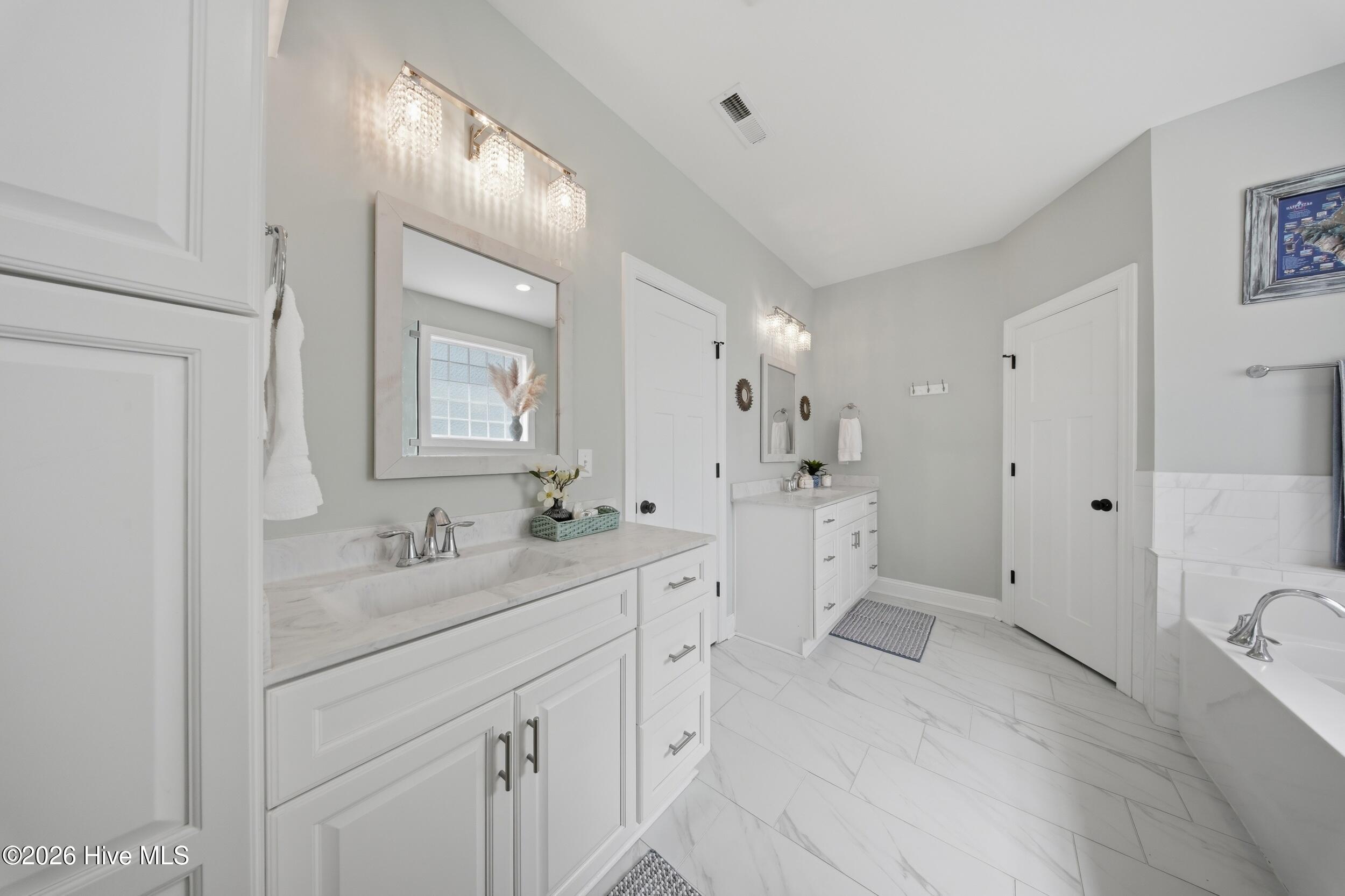 100565388 | Photo 40