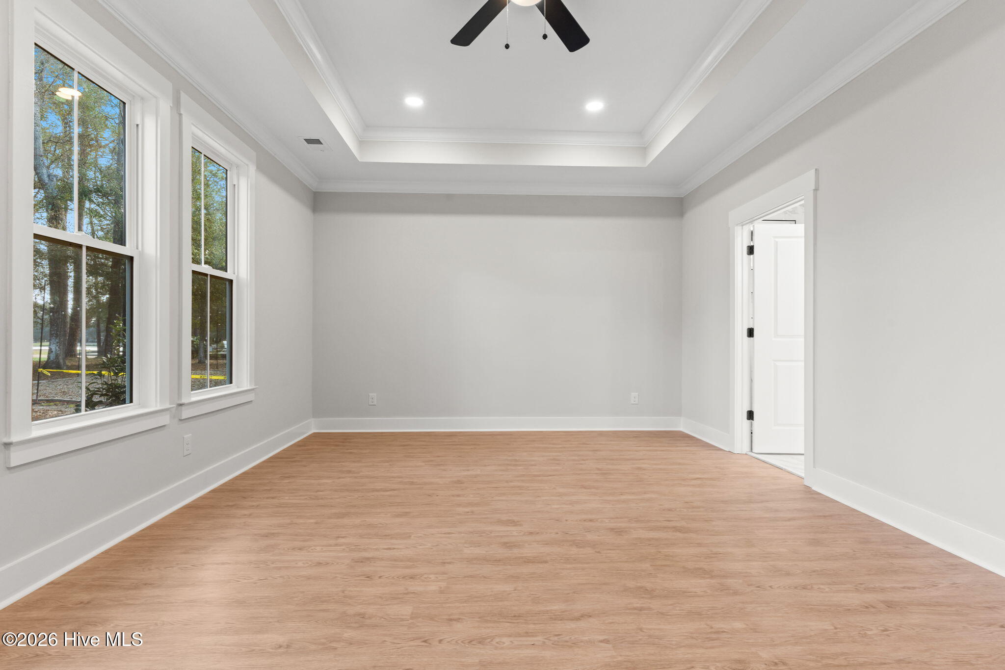 100558111 | Photo 23