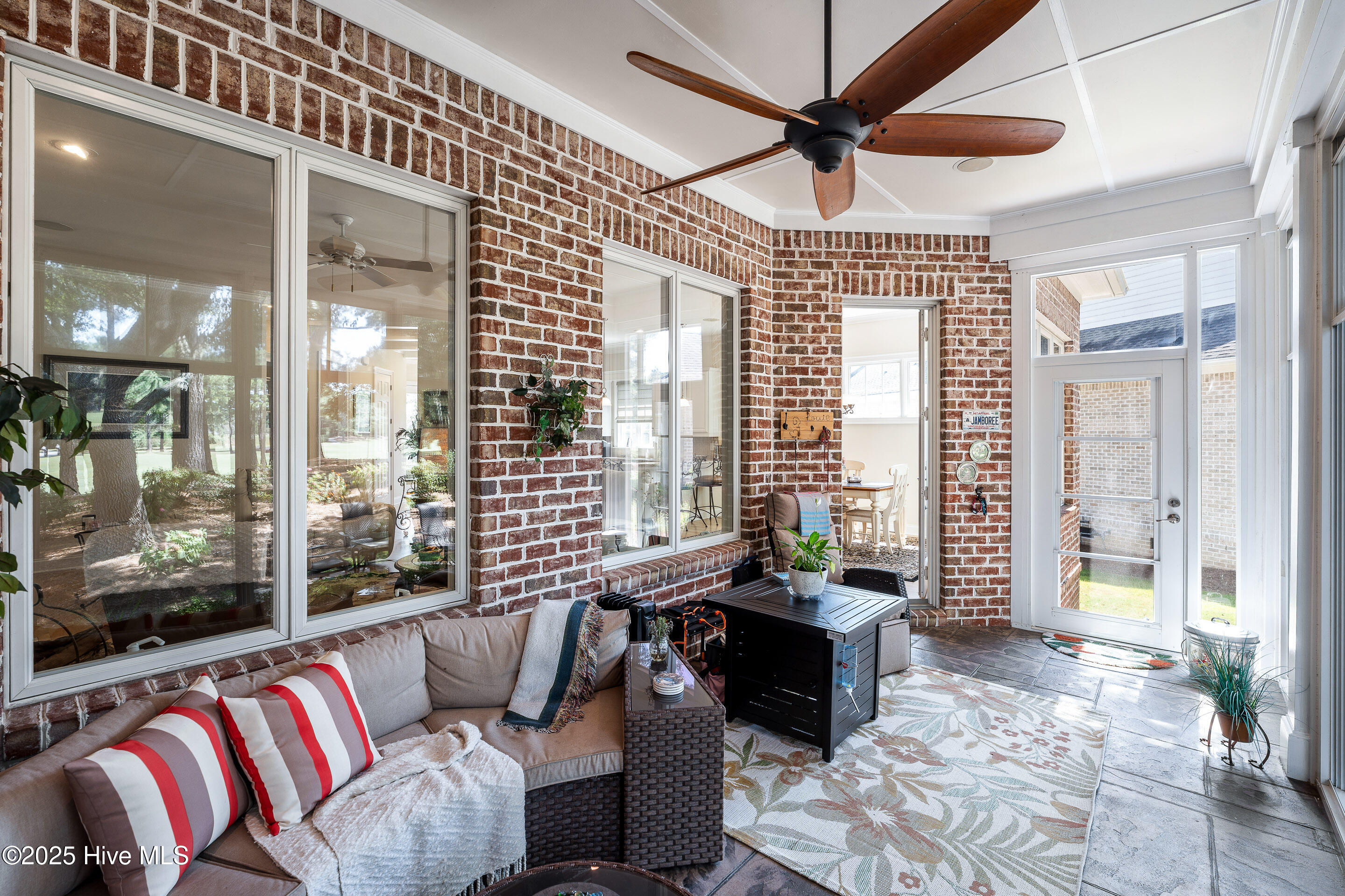 100529477 | Photo 16