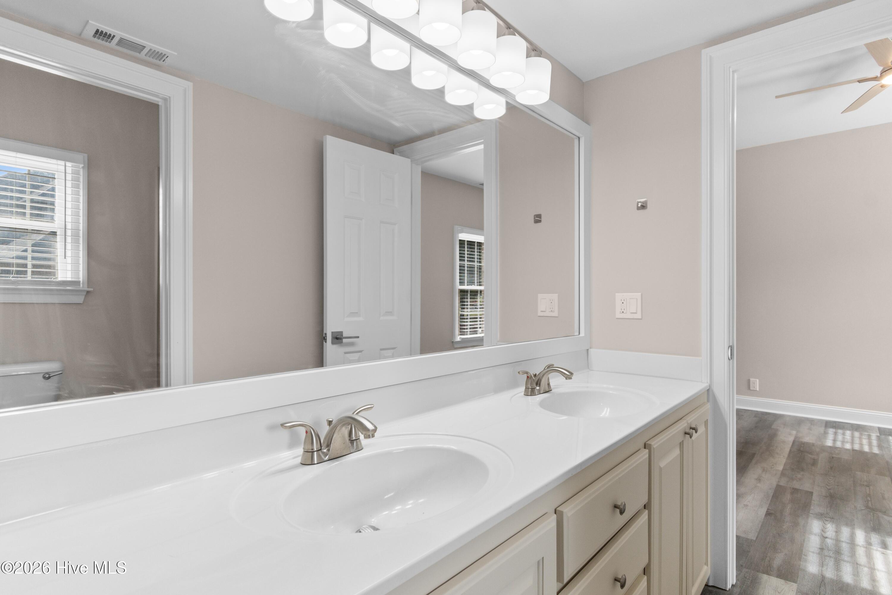 100569260 | Photo 24