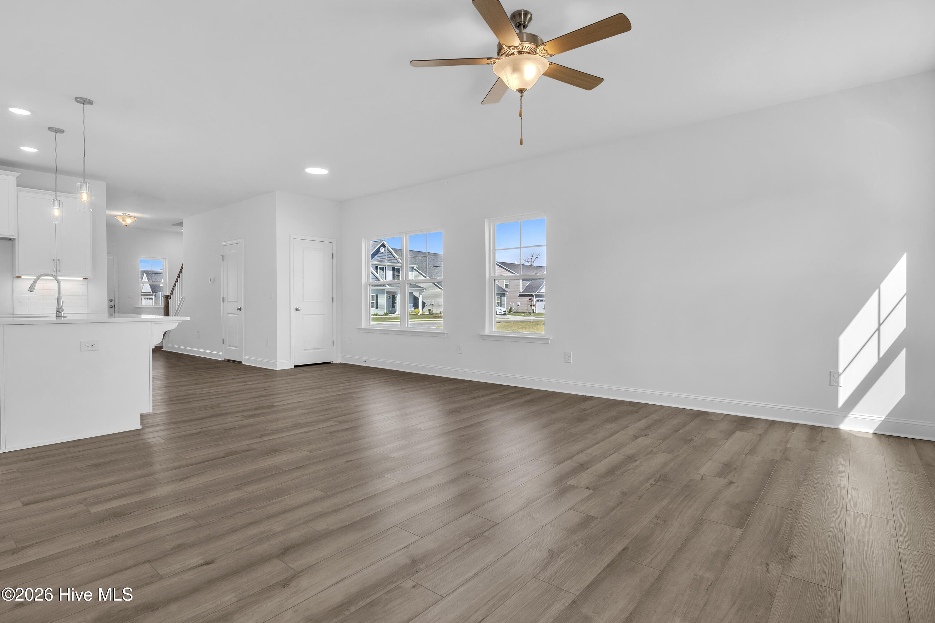 100563590 | Photo 19