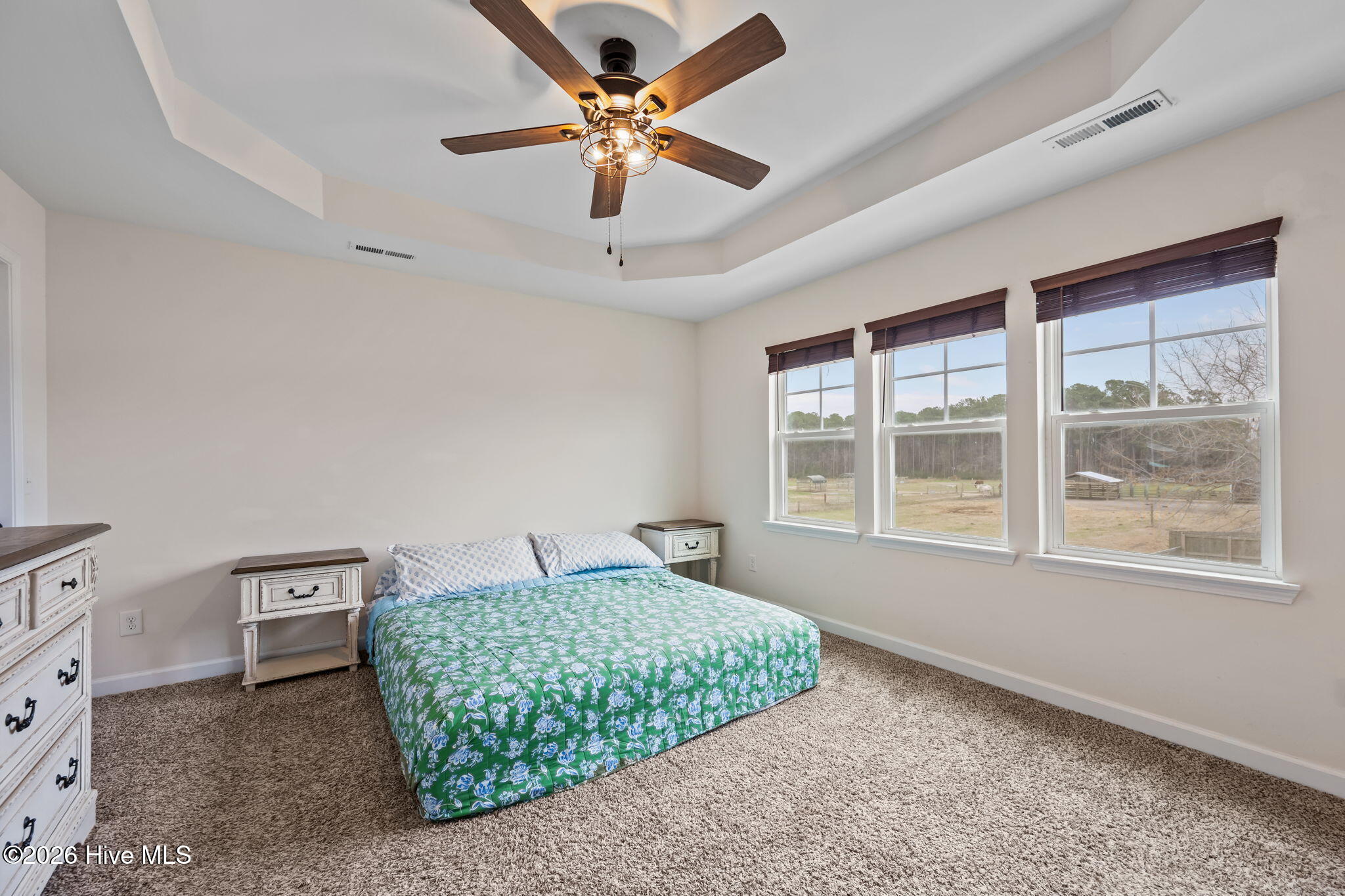 100557643 | Photo 24