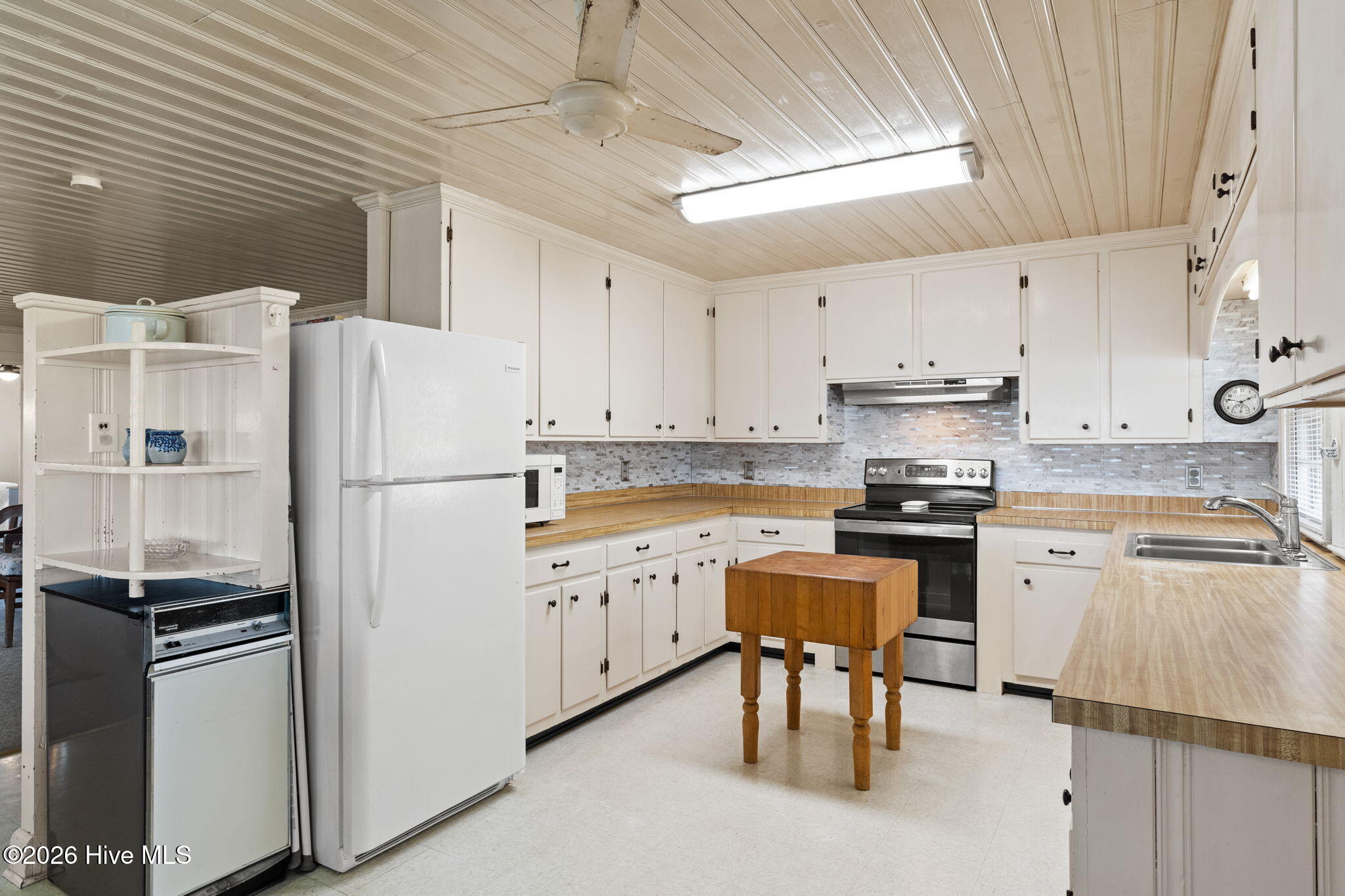 100561810 | Photo 38