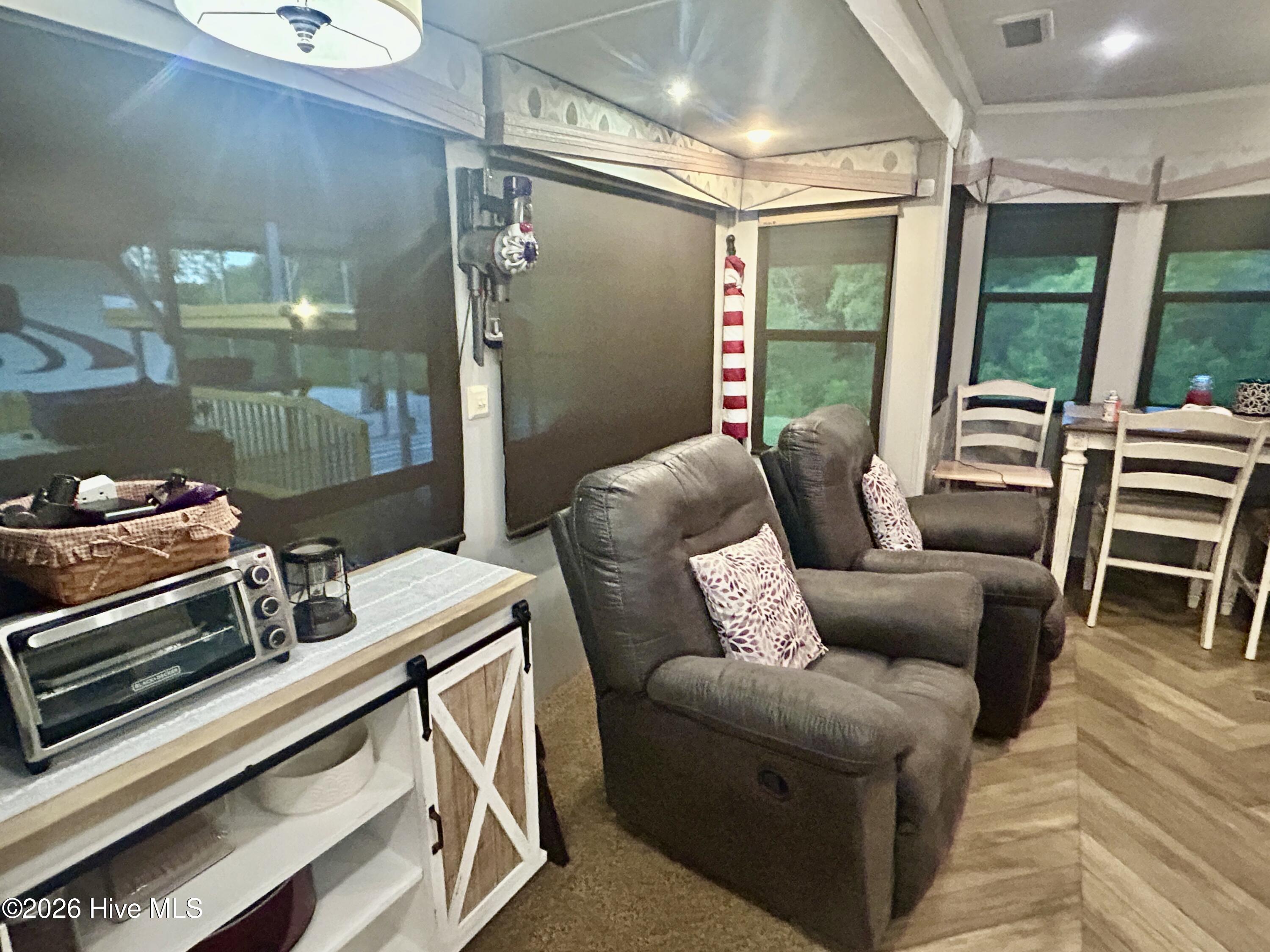 living area, lots of windows - Cottage camper