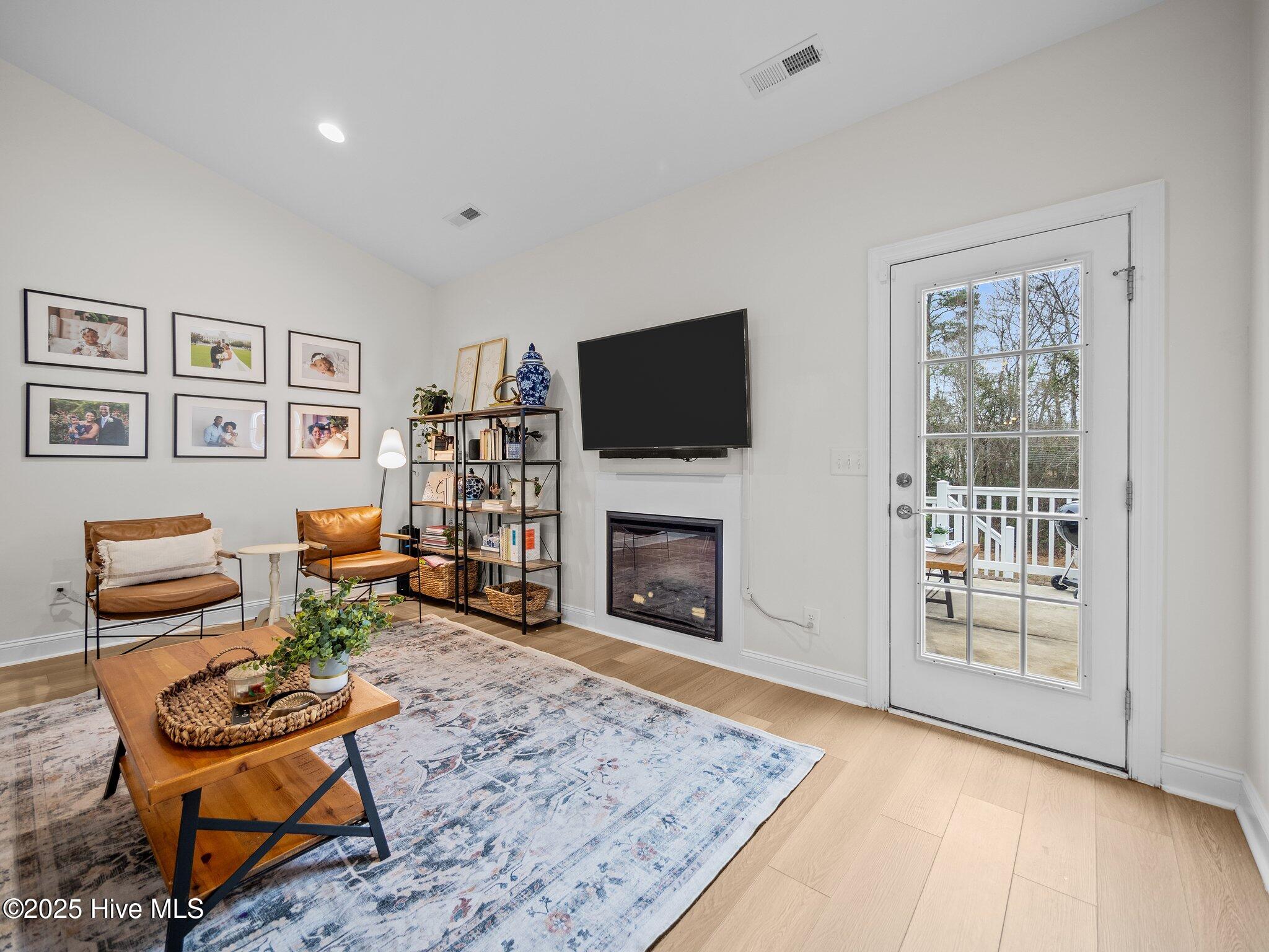 100565720 | Photo 29