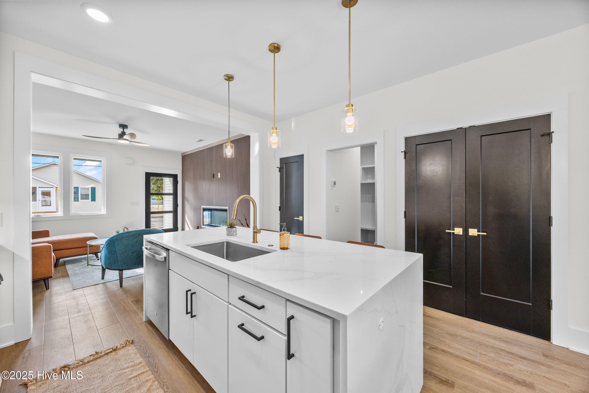 100557890 | Photo 15