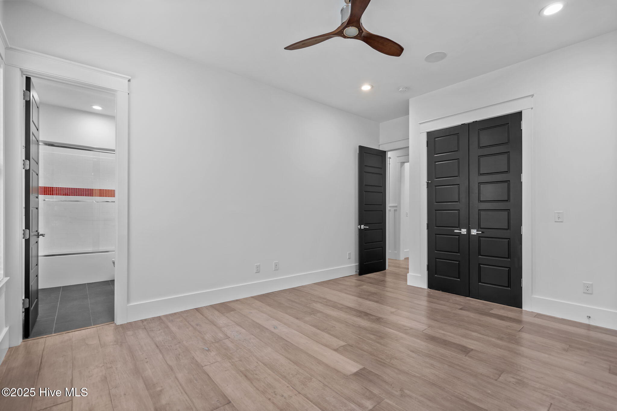 100532333 | Photo 50