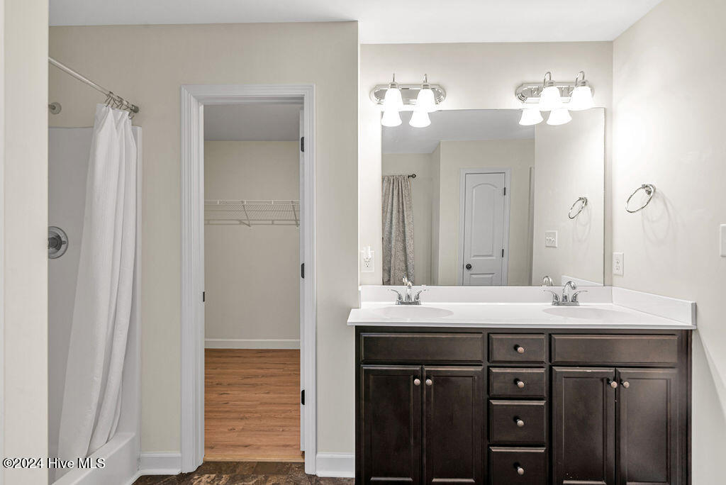 100565777 | Photo 25