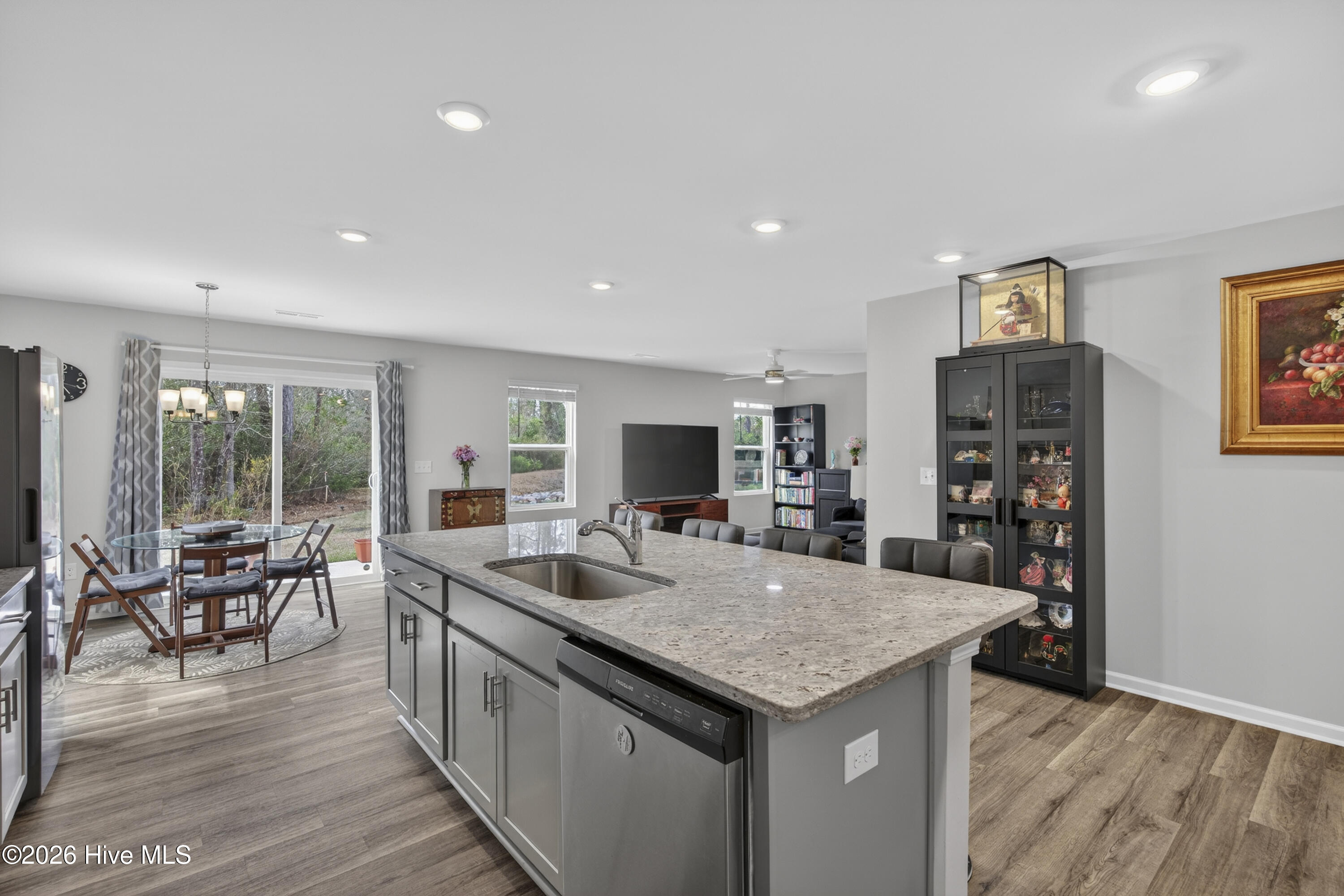 100560520 | Photo 24