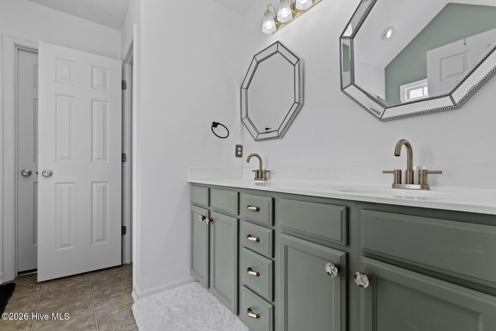 100562743 | Photo 31