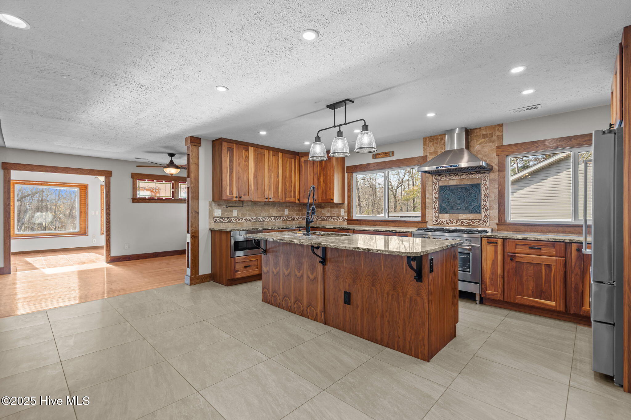 100536455 | Photo 21