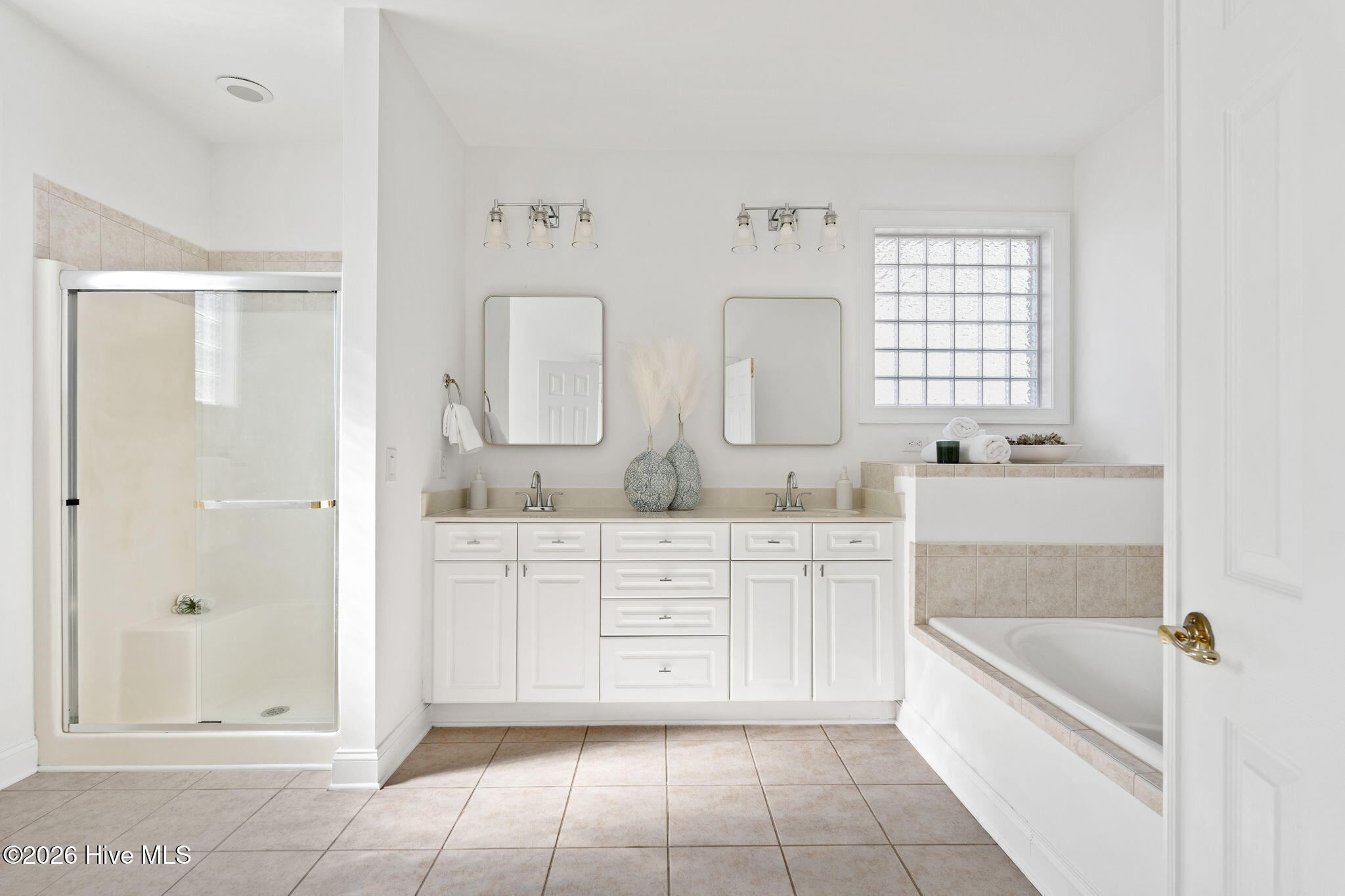 100562365 | Photo 16