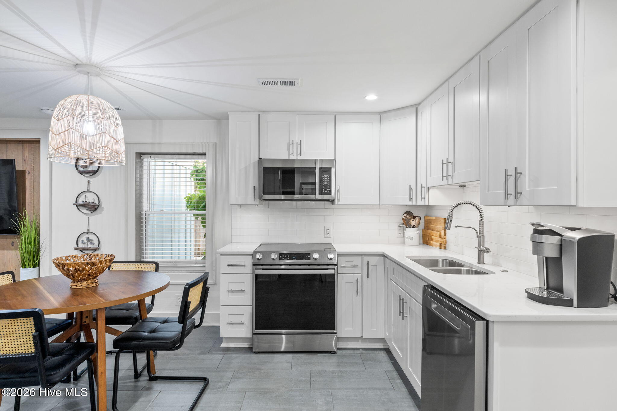 100565975 | Photo 25