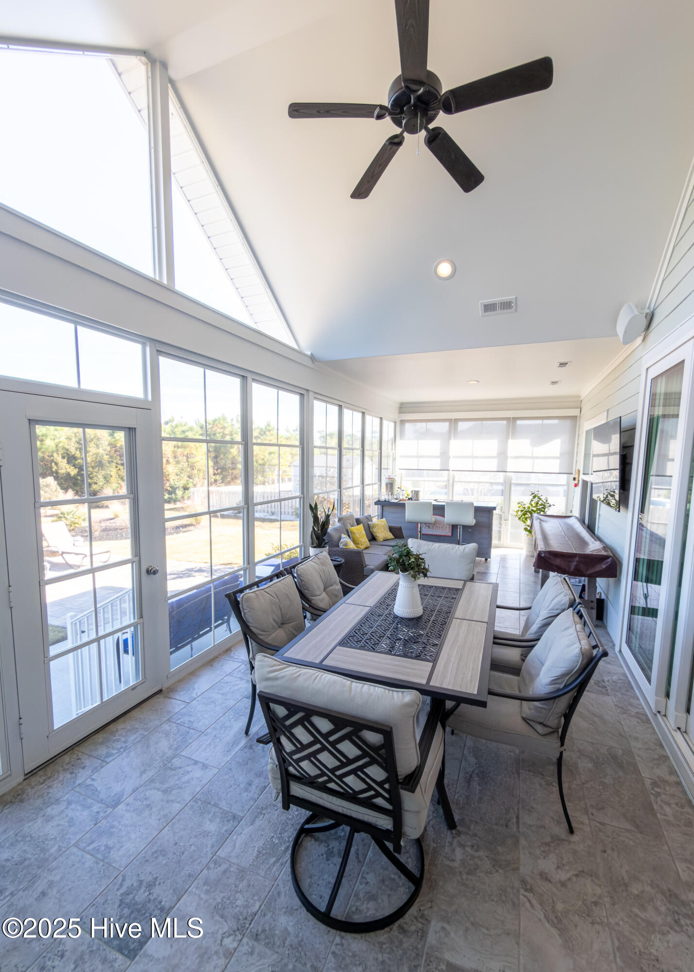 100541746 | Photo 28