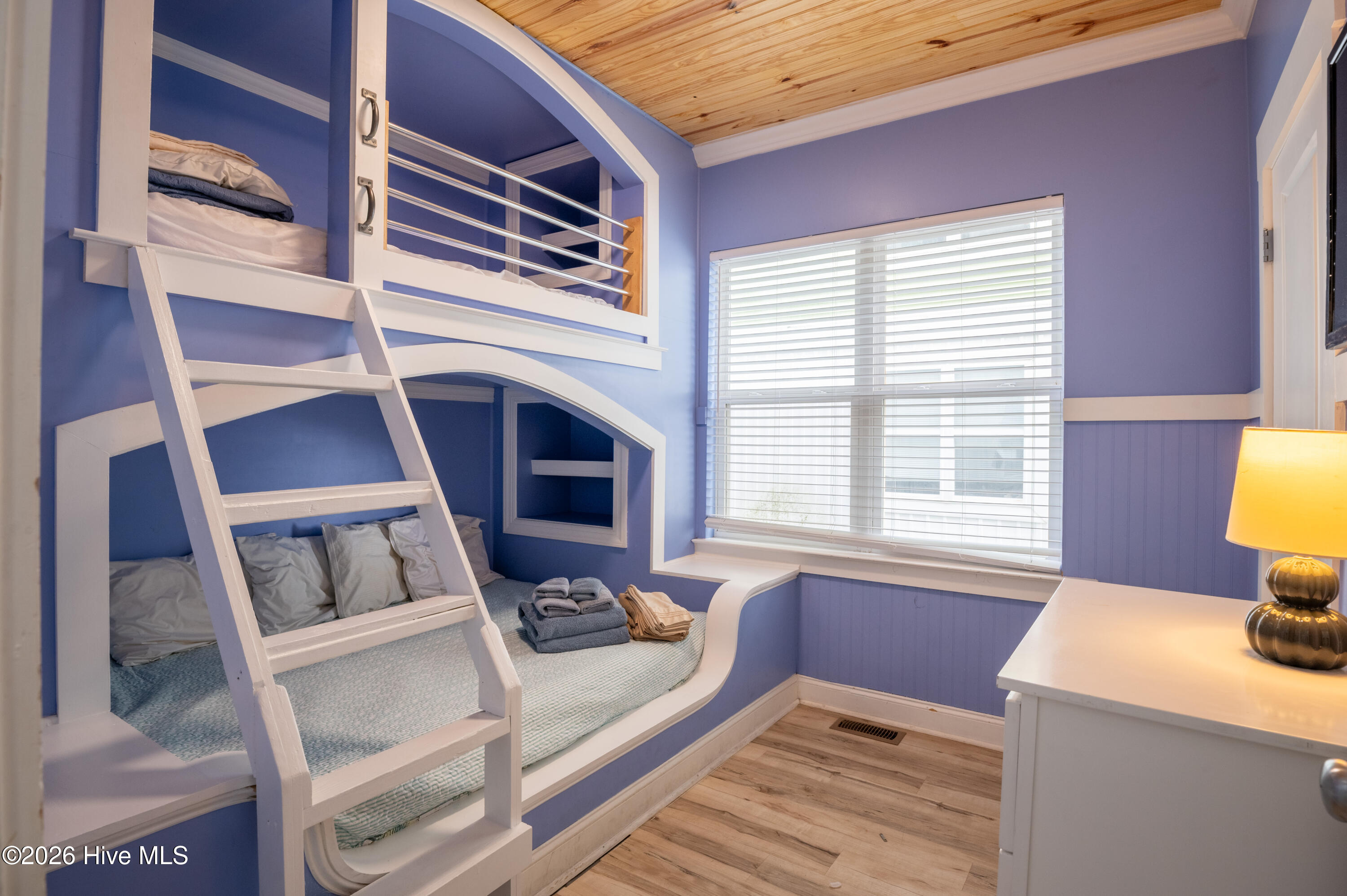 100550825 | Photo 23