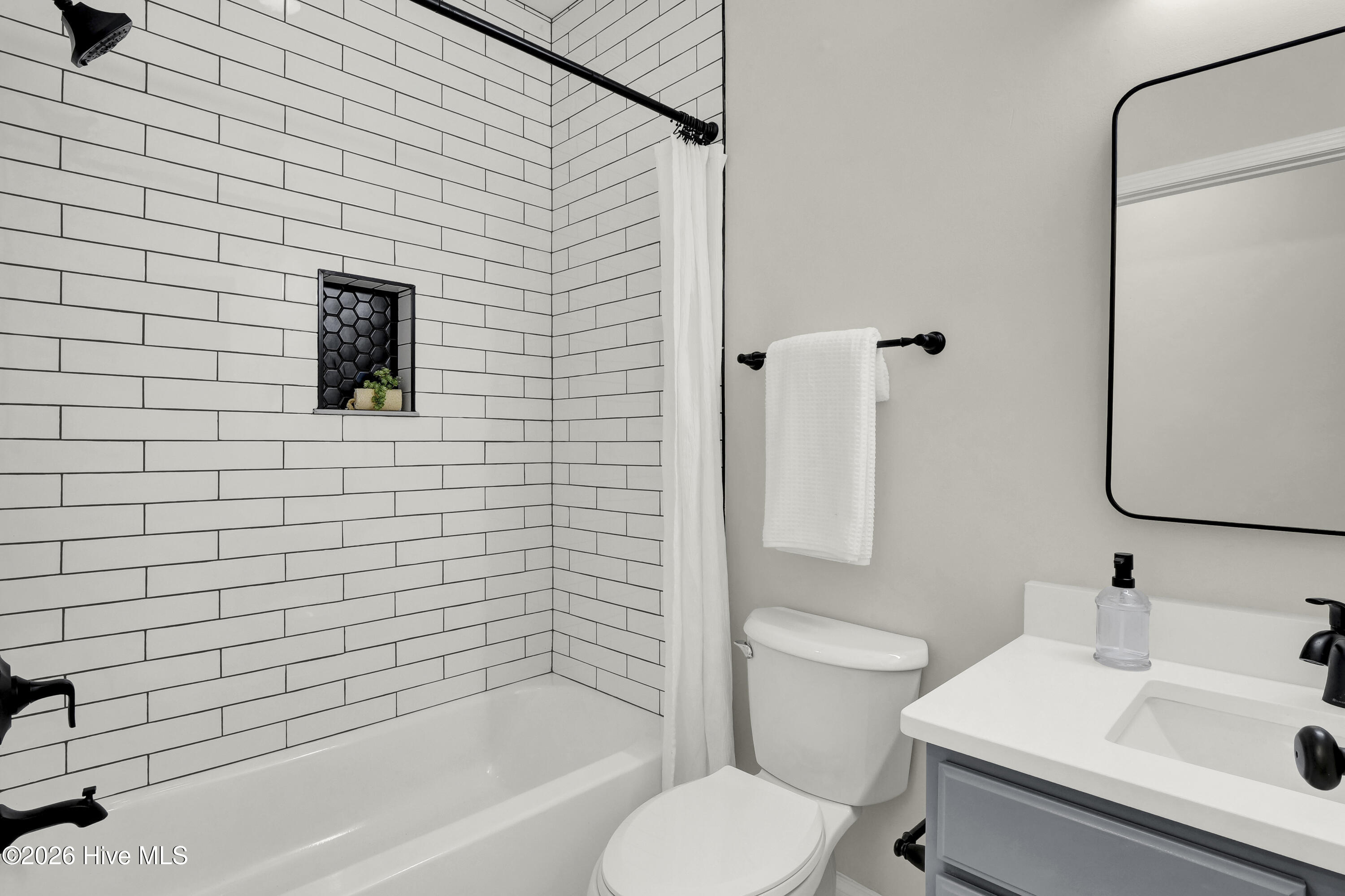 100548827 | Photo 23