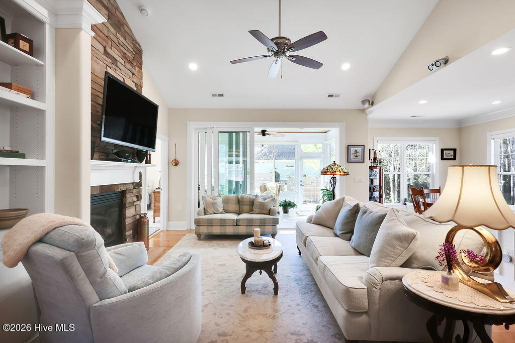 100550875 | Photo 16