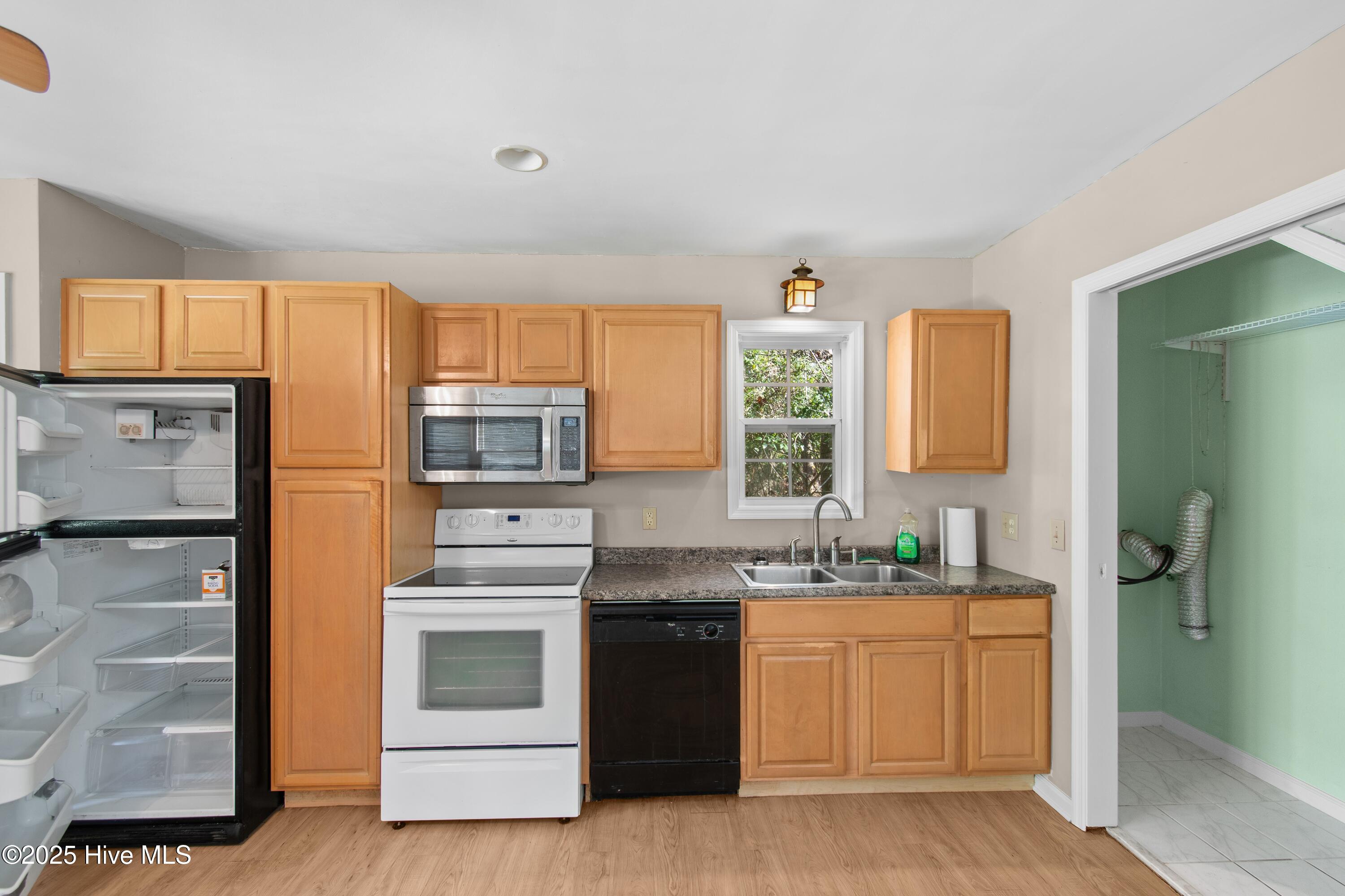 100518608 | Photo 25