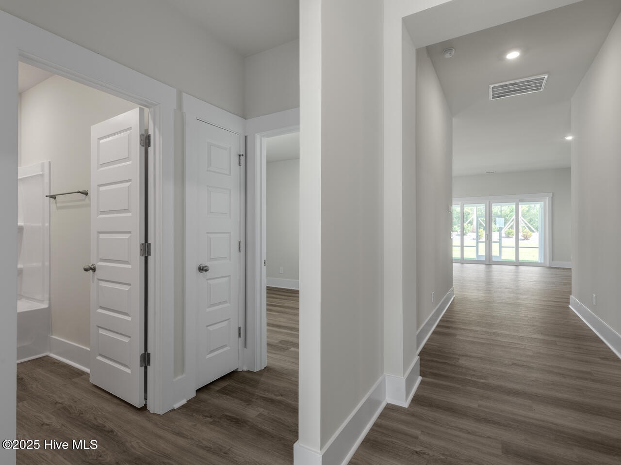 100544073 | Photo 11