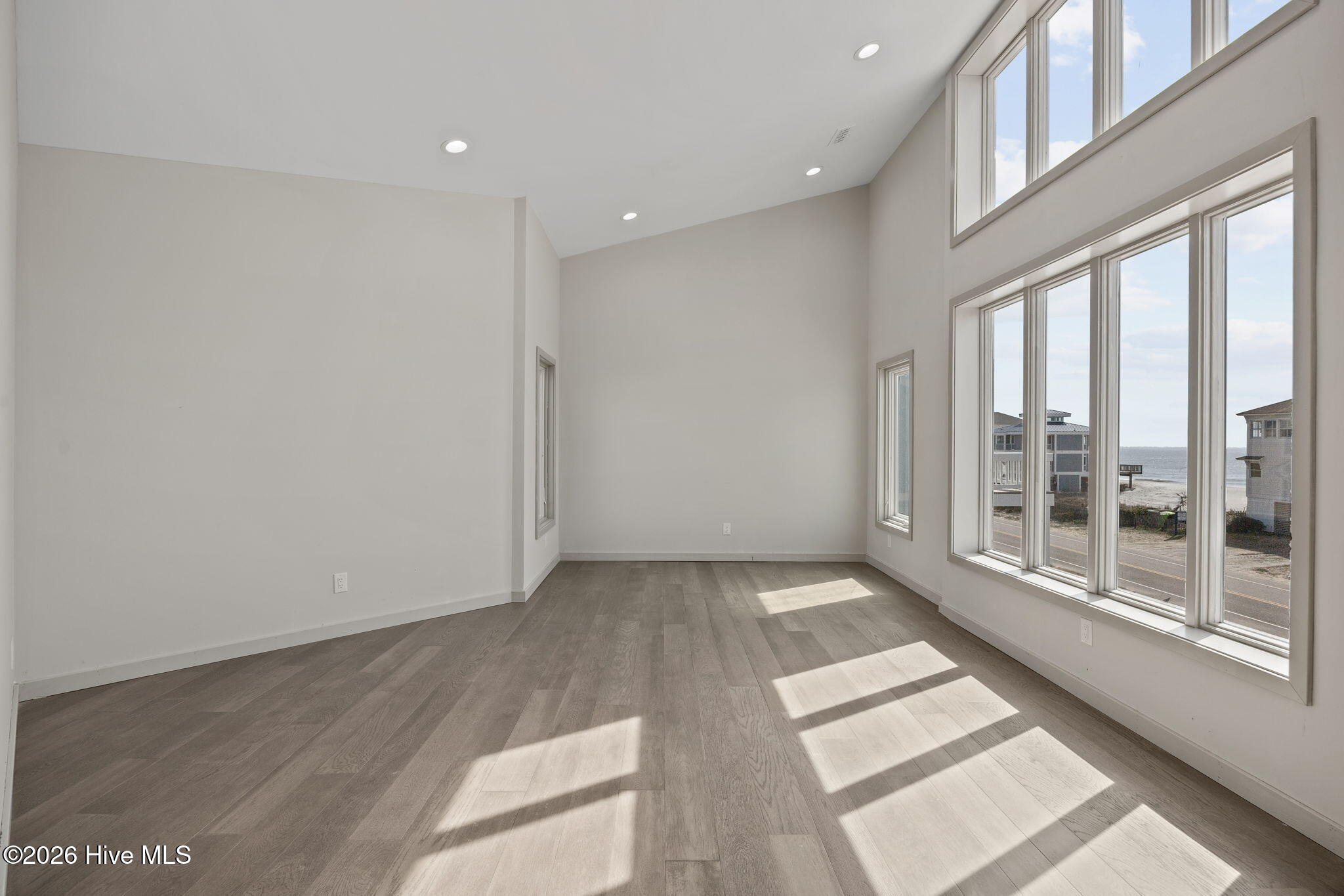 100557816 | Photo 46