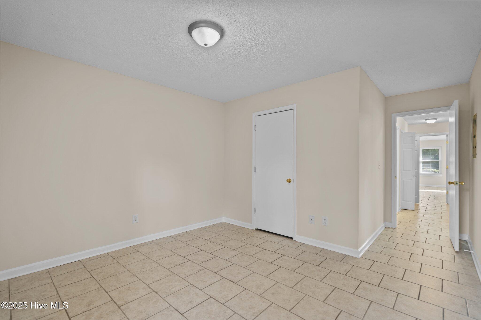 100530960 | Photo 13